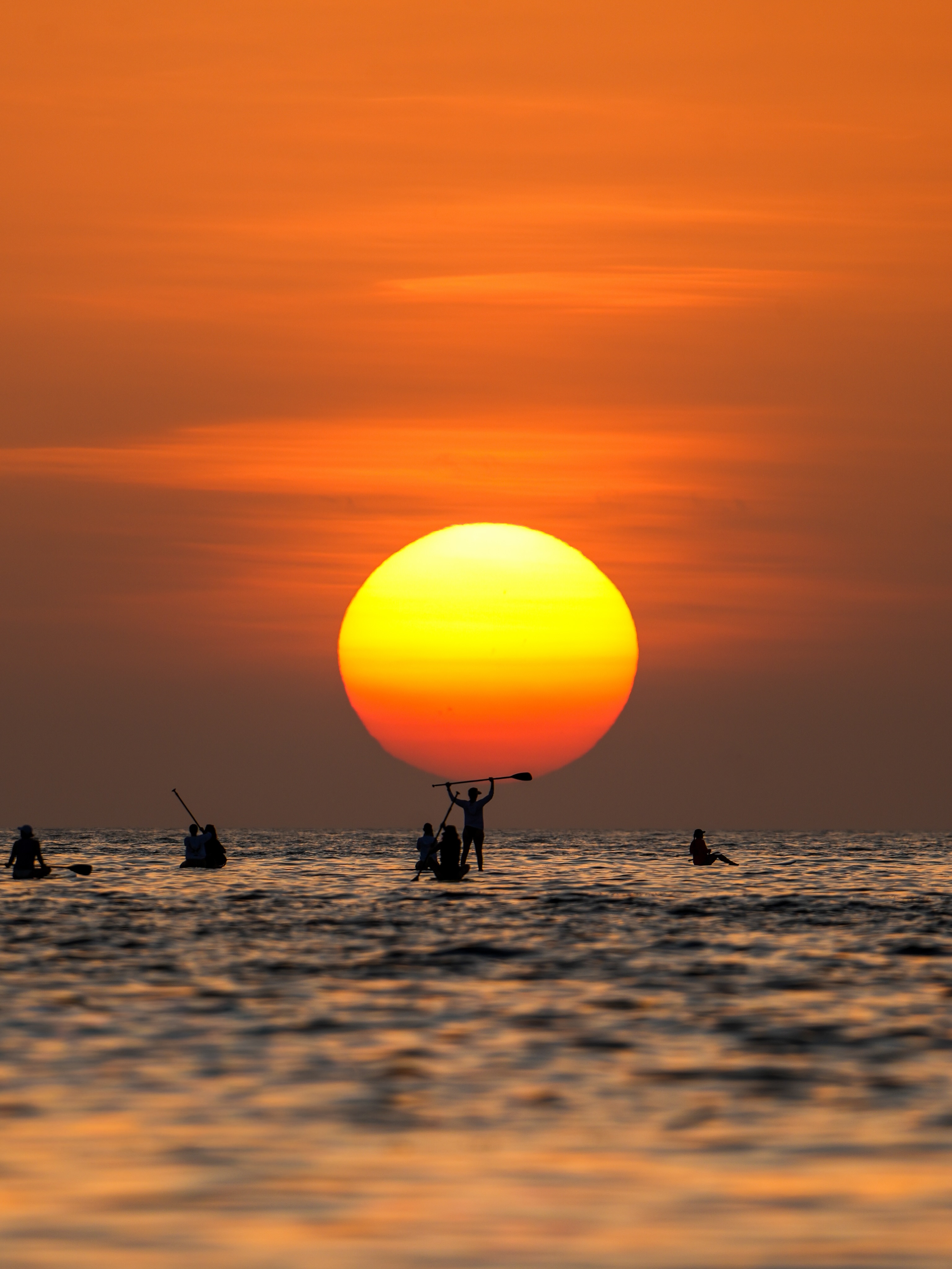 Días como hoy nos recuerdan lo afortunados que somos de vivir aquí 🌞🌊🌴
Nos recibió un amanecer espectacular mientras remamos en paddleboard, de los mejores que hemos vivido este año y al regresar a la playa tuvimos un momento de paz para alinear la mente con respiración consiente y Sound Healing 🧘🏻♂️
Cerramos la mañana compartiendo en grupo como nos sentíamos, riéndonos y conectando de verdad ✨
Es bello crear una comunidad con personas que aman el mar tanto como nosotros 🌊
Gracias a todos los que nos acompañaron y a @gabriela_galonso por guiar la sesión de Sound Healing
Nos vemos a la siguiente! 🏄🏻