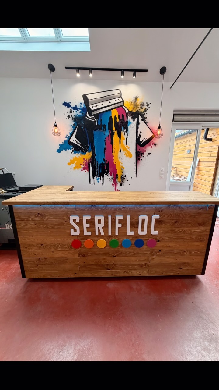 🪚✨ Quand un comptoir a une histoire… on ne le remplace pas, on le sublime !
Cette fois, direction @serifloc , votre boutique de flocage de vêtements à Hem, pour une mission qui me tenait à cœur : redonner vie à un comptoir qui a du vécu 💛 Et pas n’importe lequel — celui des parents de la maison. Autant vous dire qu’on a sorti la caisse à outils ET les gants blancs pour celui-là 🧤😄
Poncé, chouchouté, remis sur pied… ce petit bout de patrimoine familial a retrouvé toute sa superbe 🔥 Et parce que certaines histoires méritent d’être gravées (au sens propre 😉), j’y ai glissé une petite dédicace au laser en clin d’œil aux parents, toujours bien présents. L’émotion, elle était au rendez-vous 🥹✍️
Une belle réalisation menée avec mon apprentie Candice, qui apprend le métier une planche à la fois 🌱💪 — et main dans la main avec @mos__art et @dwarf_one 🤝. Merci pour la confiance et le super travail d’équipe !
🚨 Et ce n’est pas fini : @serifloc s’apprête à inaugurer sa boutique courant septembre ! 🎉 Restez bien connectés à leur compte pour ne pas rater l’ouverture 👀 Ça va envoyer du lourd !
Chez Serifloc on habille vos vêtements, @famoussewood on habille le bois. Le match parfait, non ? 😎🌳
L’art du bois, la passion du sur-mesure. Et surtout abonne-toi 👉 @famoussewood pour ne pas rater les prochaines créations 🥰
#FamousseWood #SurMesure #TravailDuBois #Menuiserie #Ébénisterie ComptoirSurMesure Rénovation Patrimoine GravureLaser ArtisanatFrançais FaitMain MadeInFrance HautsDeFrance Hem Lille Flocage Woodworking CustomWoodwork ArtisanDuBois Collaboration Serifloc Inauguration NouvelleBoutique