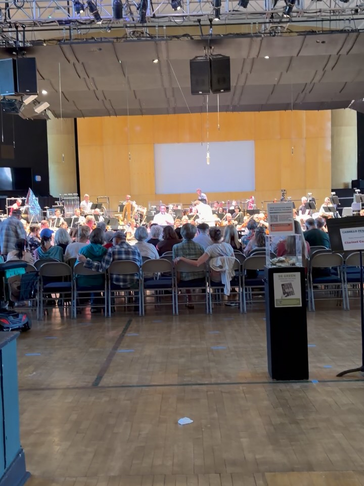 Thank you so much for all the birthday messages over the past few days. I’ve read every single one and I’ll reply as soon as I can.
These days at the Cabrillo Festival have been truly unforgettable: the opening concert with Where the Earth Ends, inspiring conversations, workshops with young composers, and rehearsals with this wonderful orchestra.
Working with Cristian Măcelaru and Carlos Ferreira has been an absolute joy, and I can’t wait to hear this new concerto come to life.
Most of all, thank you to my family for always being by my side, no matter where I am. ❤️
—
PT
Muito obrigado por todas as mensagens de parabéns que recebi nestes últimos dias. Li cada uma delas e prometo responder a todos muito em breve.
Estes dias no Cabrillo Festival têm sido verdadeiramente inesquecíveis: o concerto de abertura com Aonde a Terra Acaba, workshops com jovens compositores, conversas inspiradoras e os ensaios com esta extraordinária orquestra.
Tem sido um privilégio trabalhar com o Cristian Măcelaru e o Carlos Ferreira, e mal posso esperar para ouvir este concerto ganhar vida.
E, acima de tudo, obrigado à minha família por estar sempre ao meu lado, onde quer que eu esteja. ❤️