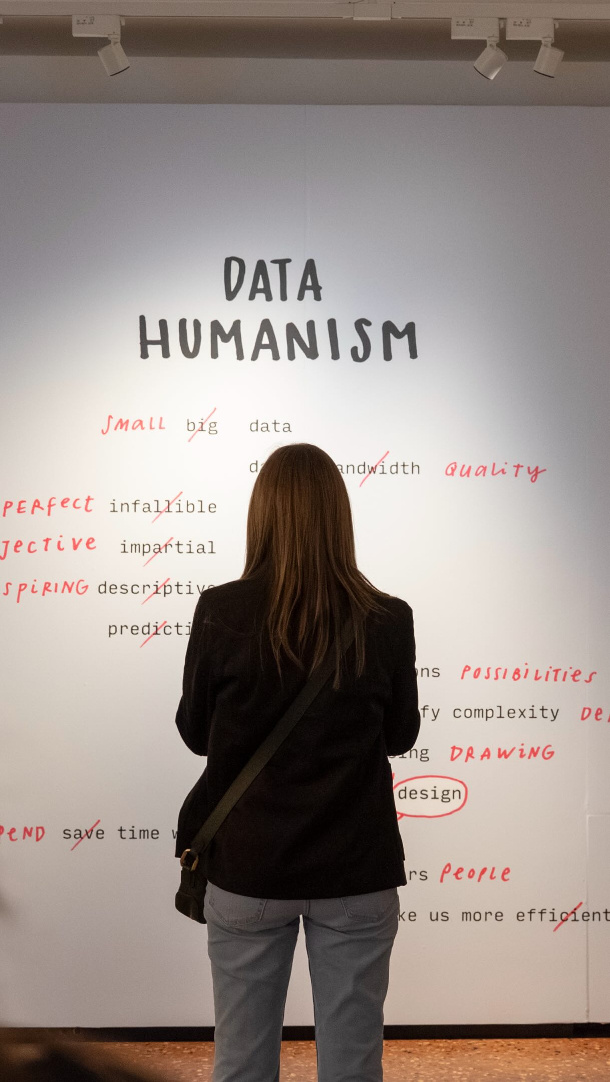 È iniziata così poco meno di tre mesi fa e ora siamo quasi alla fine del meraviglioso viaggio nel mondo dei dati in cui ci ha accompagnato Giorgia Lupi 👉 La sua personale “L’umanesimo dei dati” è infatti visitabile alle @gallerieditalia fino a questa domenica 2 agosto!
Le opere più note ma anche quelle più personali, i lavori riconosciuti con premi a livello internazionale, per non parlare della sala ricoperta degli sketch di @giorgialupi, in mostra per la prima volta: insomma, non perdete l’occasione di immergervi nel suo mondo creativo che - fidatevi - vi lascerà senza parole e pieni di ispirazione 💭
P.s.: domenica 2 agosto, ultimo giorno della mostra, è anche la prima domenica del mese 👉 ingresso gratuito!