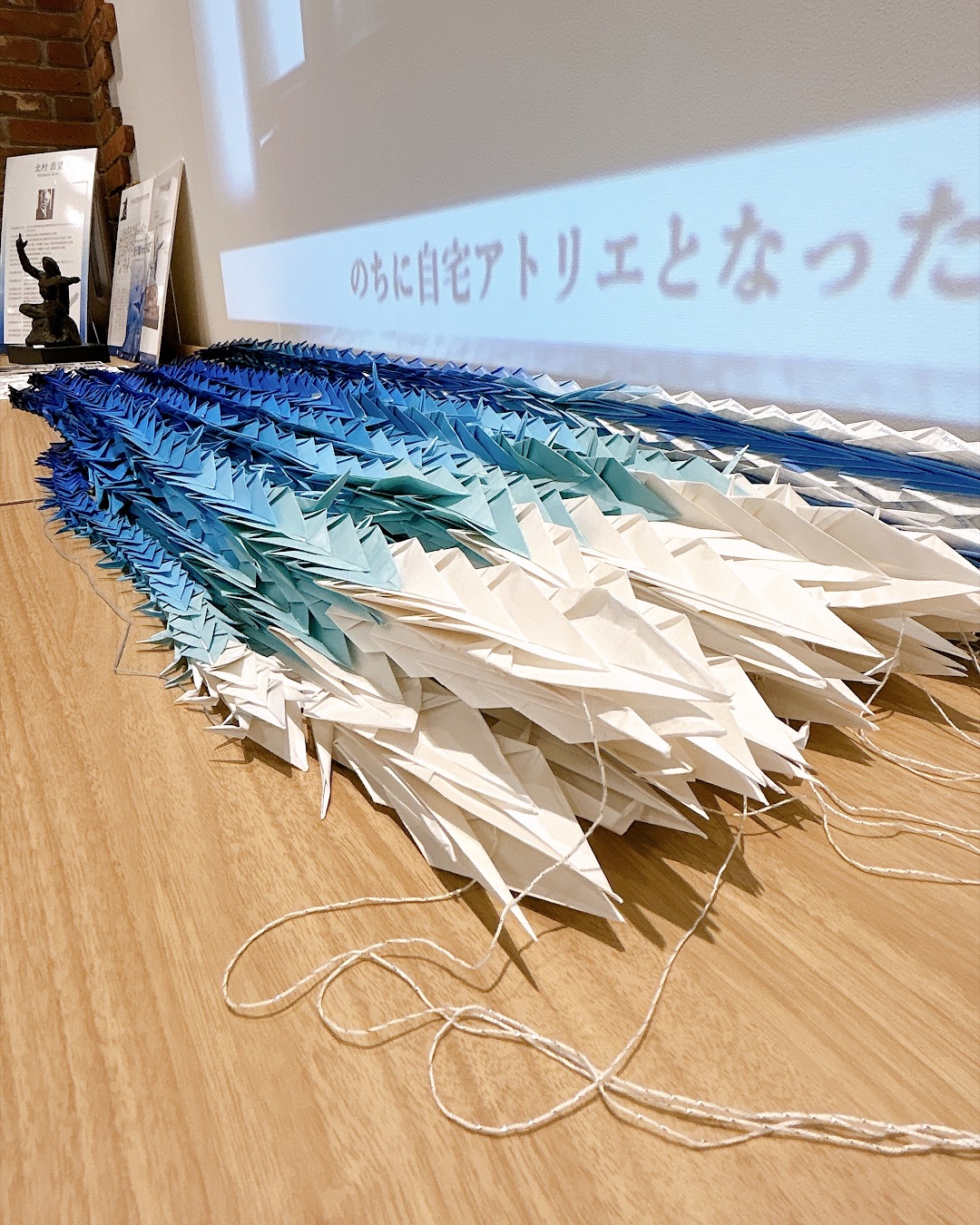 イベント2日目🕊️
今日もたくさんの方が ご参加くださいました✨
明日には千羽を超えそうです!
昨日は海外の方もけっこういらっしゃり
今日は小さなお子さんの参加も多く
みなさん真剣に 折り鶴に取り組んで
いただきました🟦
いよいよ明日までのイベントです
連日暑さが続いていますが
長崎館の開店10時30分よりお待ちしています🍀
--------------------------------------------
Day 2 of our event!
Many people joined us again today.
We expect to reach 1,000 paper cranes tomorrow!
Yesterday, we welcomed quite a few visitors
from overseas, while today, many young
children joined us as well.
Everyone carefully and thoughtfully folded
their cranes.
Tomorrow is the final day of the event.
Despite the continued summer heat,
we look forward to welcoming you
from 10:30 a.m. at the Nagasaki Prefectural Antenna Shop in Nihonbashi.🕊️
#北村西望 #平和祈念像 #長崎原爆の日
#折り鶴forPEACE #TruePeaceWarlessWorld