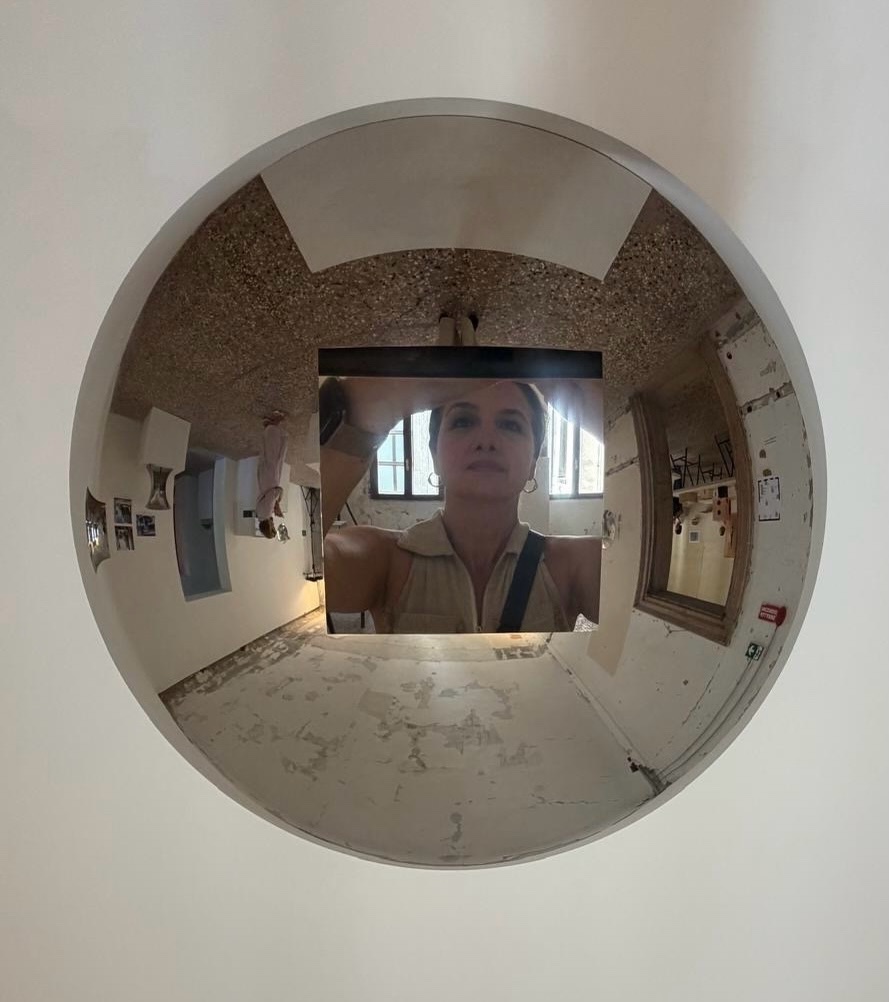 The artwork changes with every viewer .
@anish.kapoor @venice.art.biennale
Palazzo Manfrin
#theartandworldoflaila #lailakhangallery #contemporaryart #artwork #modernart