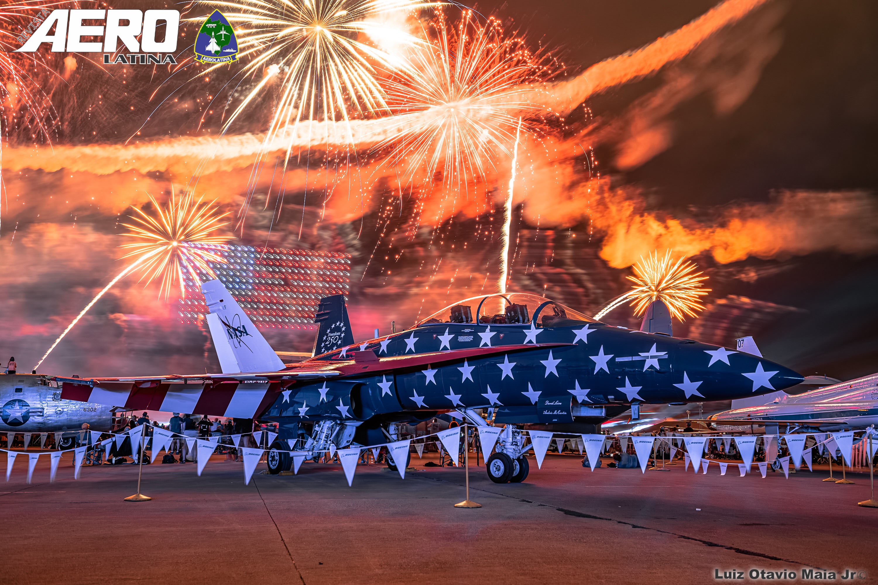 Iluminado pelo show de drones reproduzindo a imagem da Bandeira dos EUA e fogos de artifícios, o caça F/A-18B Hornet pertencente ao NASA Armstrong Flight Research Center, foi uma das grandes atrações durante o EAA AirVenture Oshkosh 2026.
Exibindo uma pintura comemorativa patriótica em tons de vermelho, branco e azul. O visual especial faz parte das celebrações do projeto “Freedom 250”, em homenagem ao aniversário de 250 anos da independência dos Estados Unidos.
#aviation #aviationphotography #avgeek #nasa #oshkosh
