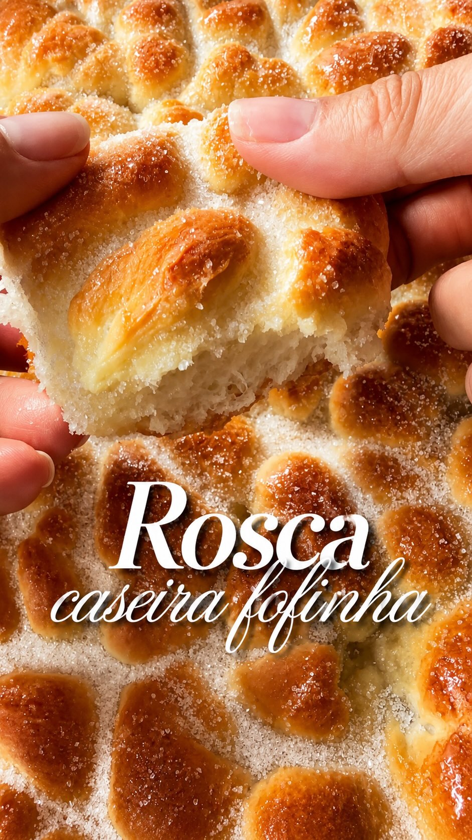 Rosca caseira fofinha com calda de açúcar 🤤
Ingredientes da massa
• 400 ml de água morna
• 3 ovos
• 20 g de fermento biológico
• 6 colheres de sopa de açúcar
• 60 ml de óleo
• 2 colheres de sopa de manteiga
• 1 colher de chá de sal
• Aproximadamente 1 kg de farinha de trigo
Modo de preparo
1. Em uma tigela, misture a água morna, o fermento e o açúcar.
2. Acrescente os ovos, o óleo, a manteiga e o sal. Misture bem.
3. Adicione a farinha de trigo aos poucos, mexendo até a massa ficar mais firme.
4. Transfira para uma bancada e sove por cerca de 10 minutos, até ficar lisa e macia.
5. Cubra a massa e deixe descansar até dobrar de volume.
6. Modele as roscas, coloque em uma forma untada e deixe crescer novamente por cerca de 30 minutos.
7. Leve ao forno preaquecido a 180 °C até dourar.
Calda
• 2 xícaras de açúcar
• 1 xícara de água
Coloque o açúcar e a água em uma panela e deixe ferver até formar uma calda levemente encorpada. Finalize as roscas ainda quentes com a calda e pode salpicar coco ralado que fica delícia!
Salva essa receita para fazer depois 💛
#conexaonutris #RoscaCaseira #PãoCaseiro #ReceitaFácil #CaféDaTarde