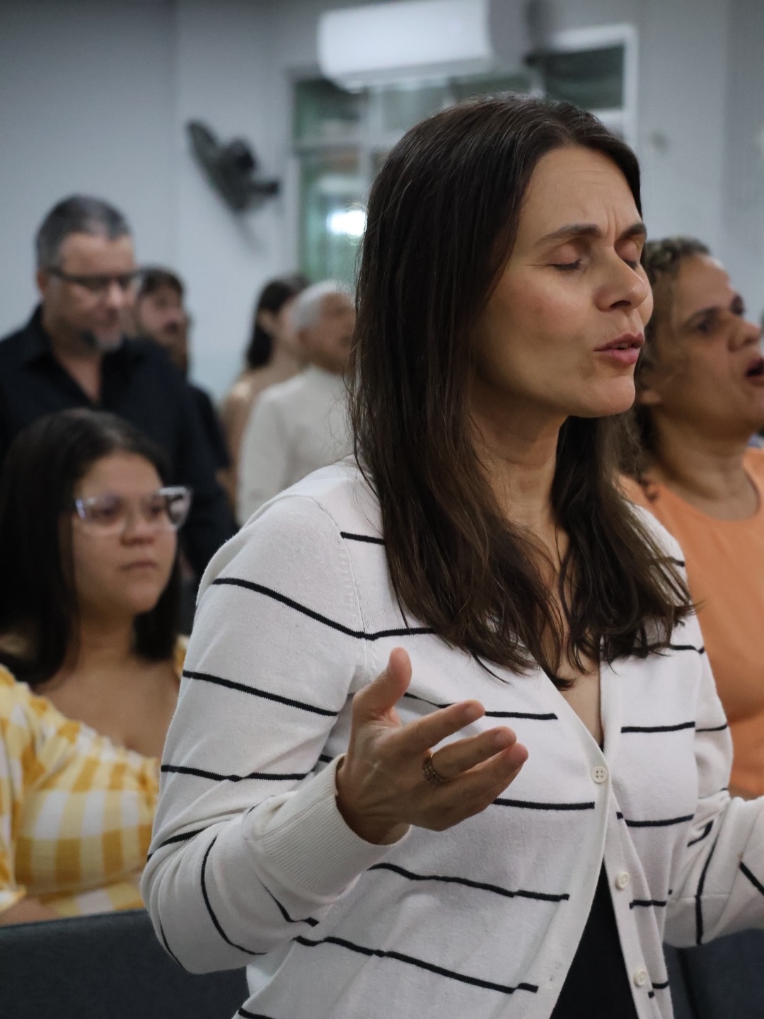 Arraste para o lado para conferir alguns registros do nosso último culto noturno! 🩵 (26/07)
Pela noite, tivemos a alegria de celebrar junto o DAP - Dia do Adolescente Presbiteriano - tendo o culto noturno sendo direcionado pelos adolescentes da IPJC, com a Palavra sendo exposta pelo Conselheiro da UPA (União Presbiteriana de Adolescentes), o Presb. Iorrany, nos levando a refletir sobre o tempo do Senhor!
Que Deus continue abençoando os nossos adolescentes e oramos para que eles continuem crescendo nos caminhos do Senhor e sendo exemplo pelo mundo afora!
Se você não pôde estar conosco, é possível assistir a transmissão do culto pelo nosso canal no Youtube! Nos acompanhe 😉
Estamos reunidos todos os domingos, às 9h e às 18h30. Venha cultuar com a gente!