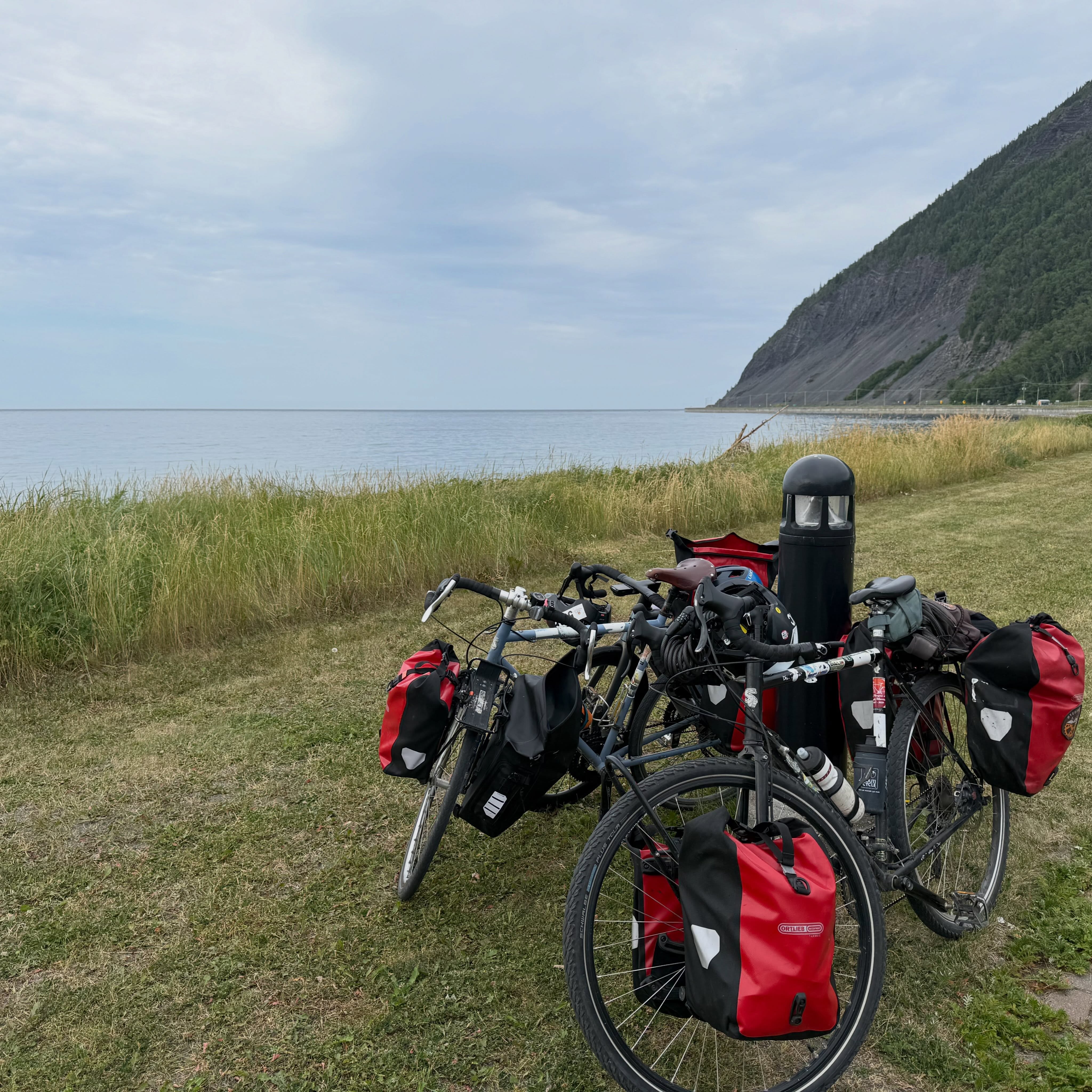 A gorgeous two days spent biking along la Haute-Gaspésie! It’s been surprisingly cold and foggy, but the coastline is stunning all the way along the route. Eight days in to this bike trip and it feels old times singing along to our favourite playlists, feasting at break spots, and listening to Sitka’s newest invention ideas. The only thing missing is Heron, who is having a great time in Belgium :)