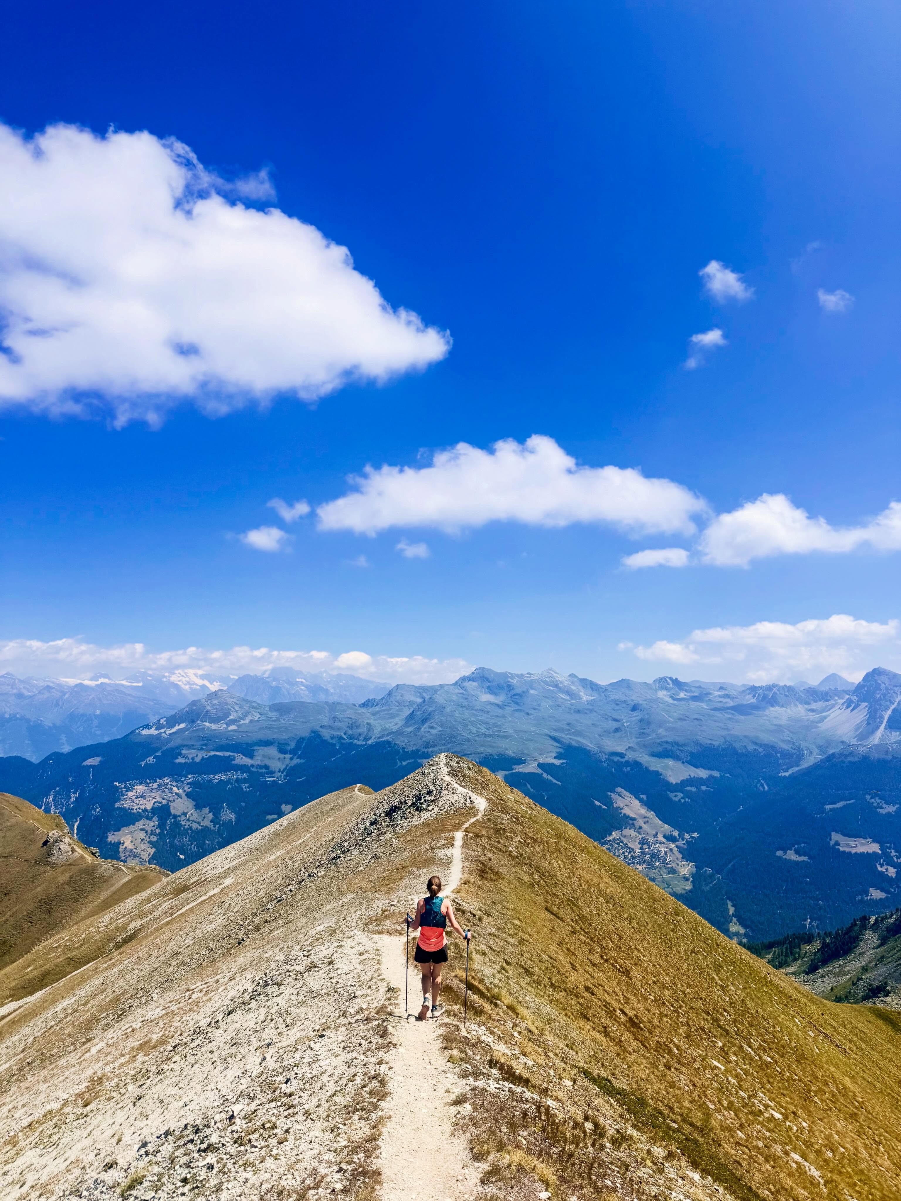 Only a week to go until @sierrezinal_officiel and @em_a_chew is super excited to toe the line again after a brief hiatus 👶
But did we mention that the @valdanniviers is full of lots of other epic running trails? From lush alpine meadows to craggy mountain tops, there’s plenty of exploring to do in the run up to race day.
#trailrunning #trailrunningswitzerland #sierrezinal #runningholidays #valdanniviers