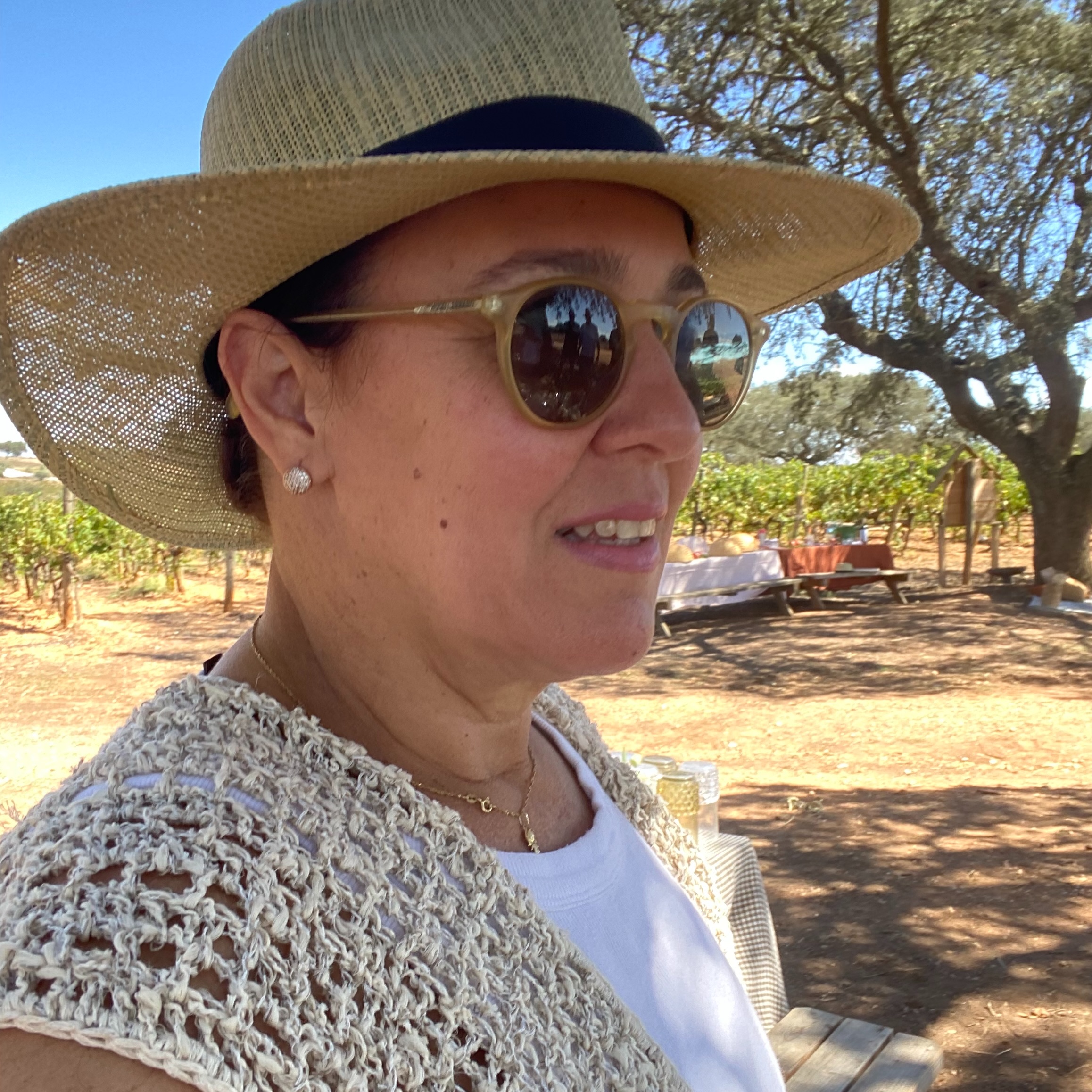 Um pouco do que ficou desses dias na Herdade da Malhadinha Nova 🤍
O ritmo do Alentejo, os vinhos, as mesas que se prolongam, os caminhos entre as vinhas e aquele pôr do sol que só o Alentejo sabe fazer.
Dias leves, sem muita pressa e com muitos momentos para guardar.
Meu álbum desses dias está cheio deles… e foi difícil escolher quais trazer para cá.
Já está na hora de voltar.
@malhadinhanova