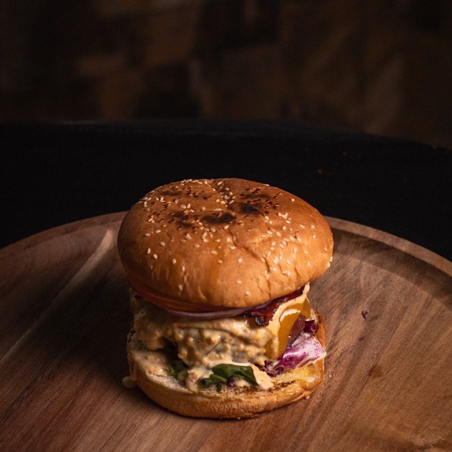 La hamburguesa que no necesita presentación. 🤤🍔
Pan artesanal, carne a la parrilla, queso derretido y el equilibrio perfecto de sabores.
¿Ya sabes con quién vas a compartir la próxima?
📍Ven a Aranjuez Steak House y descubre por qué todos vuelven.
#aranjuezsteakhouse #madrid #restaurantesenmadrid #foodlover