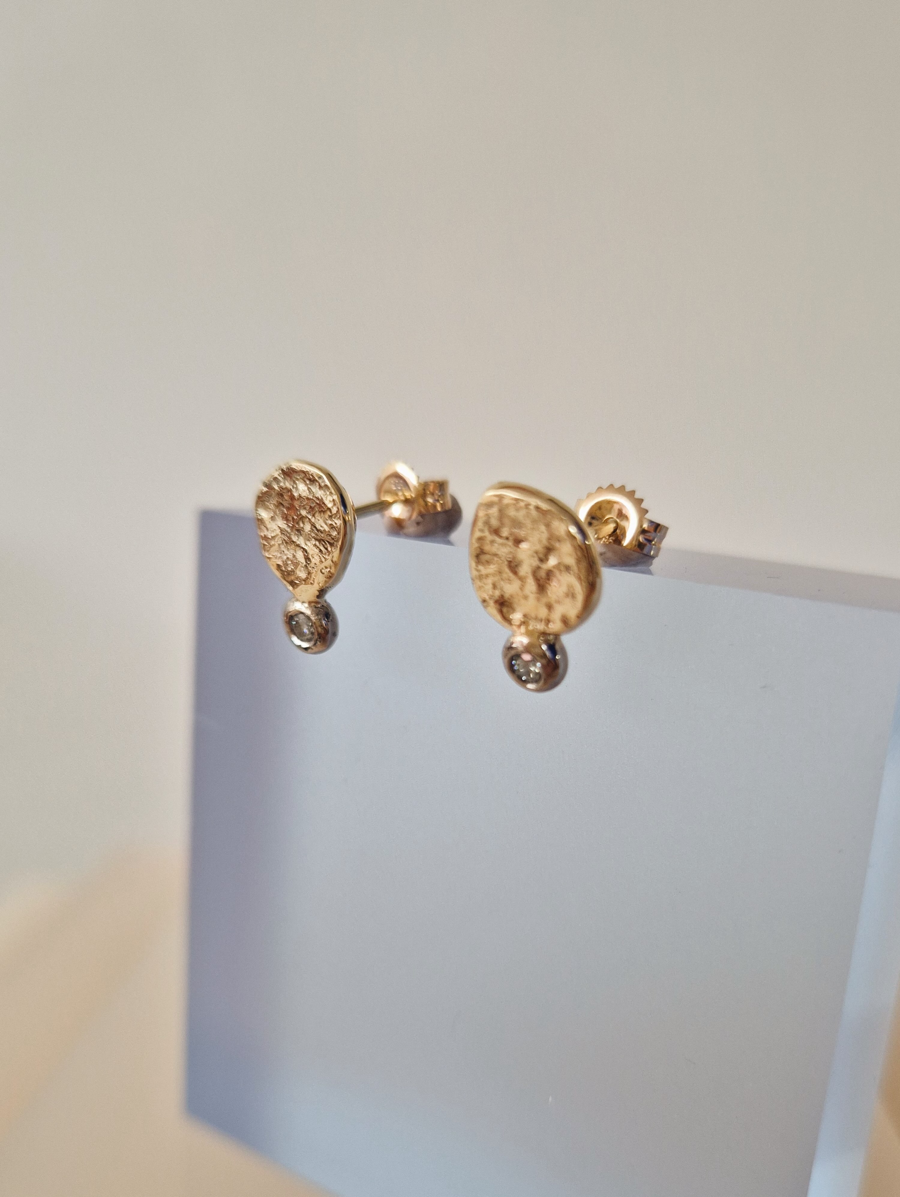 COLLECTION
Some super fun and fancy ear studs I recently added to my collection! They are 14k yellowgolden organic shaped drops and 14k whitegolden drops with light fancy grey diamonds💛
Earrings “Bicolor Drops” - €995
Find them in my webshop or make an appointment to check them out in my studio!✨