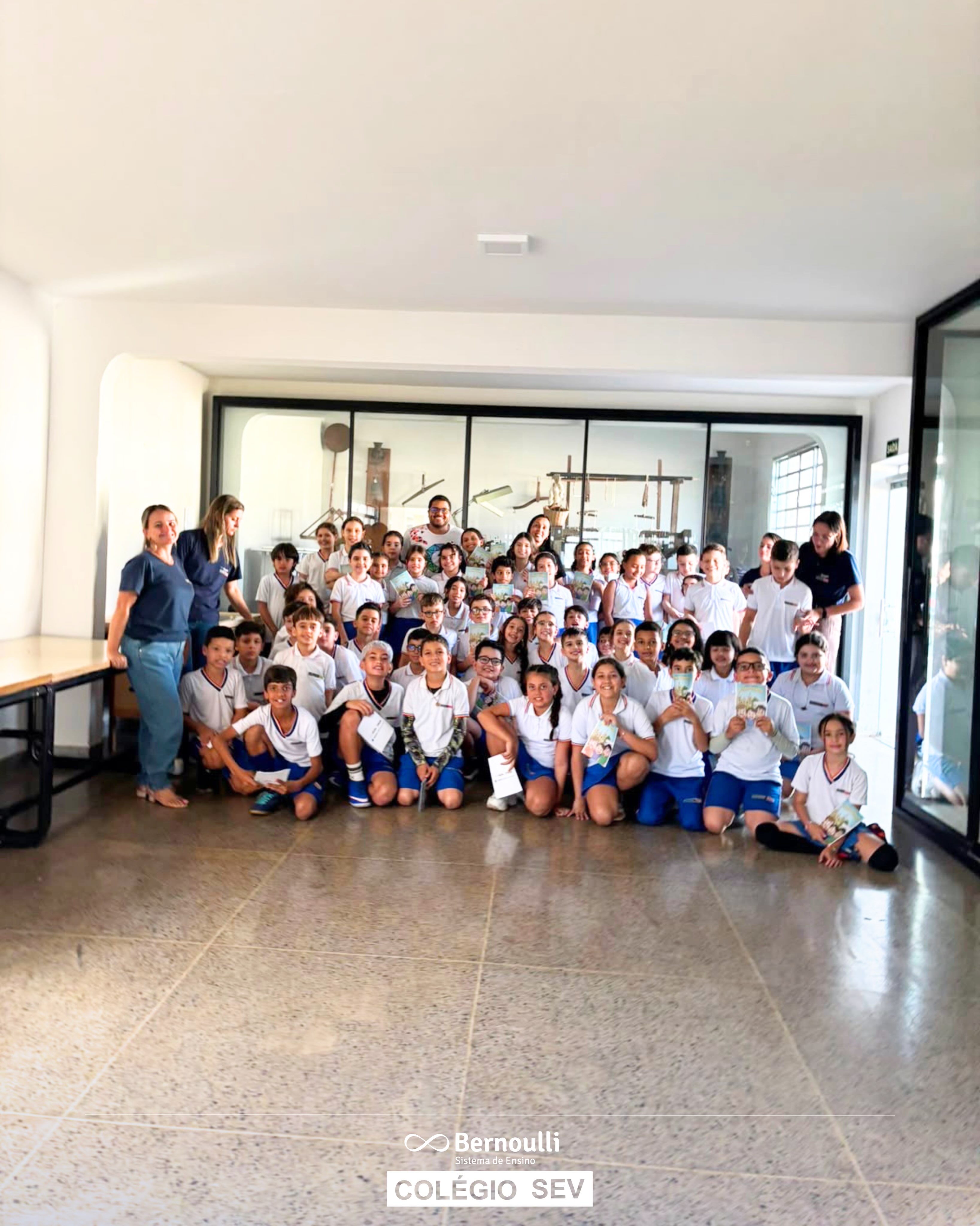 O aprendizado ganha um significado ainda maior quando acontece além da sala de aula.
No primeiro dia de aula, nossos alunos do 3º e 4º anos participaram de um passeio pedagógico ao Centro Cultural de Vazante. Em uma aula especial de História, conduzida pelo professor Edyvan, eles conheceram um pouco mais sobre a origem, a cultura e a trajetória do nosso município.
Valorizar a história da cidade onde vivemos é fortalecer o sentimento de pertencimento, despertar a curiosidade e formar cidadãos que conhecem e respeitam suas raízes.
Foi um início de semestre repleto de descobertas e conhecimento.