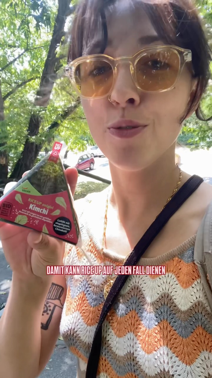 Warm draußen, Hunger unterwegs? ☀️🍙
RiCE UP aufmachen, knuspern und direkt genießen – der perfekte Sommersnack für unterwegs. Schnell, praktisch und richtig lecker.
In unserem letzten Post findet ihr die Übersicht, welche Sorten ihr in welchem Biomarkt entdecken könnt. Also: ab zum Biomarkt und gönnt euch was! 💚
Schönen Start in die neue Woche! ✨🥳
#RiCEUP #Onigiri #Sommersnack #Biomarkt