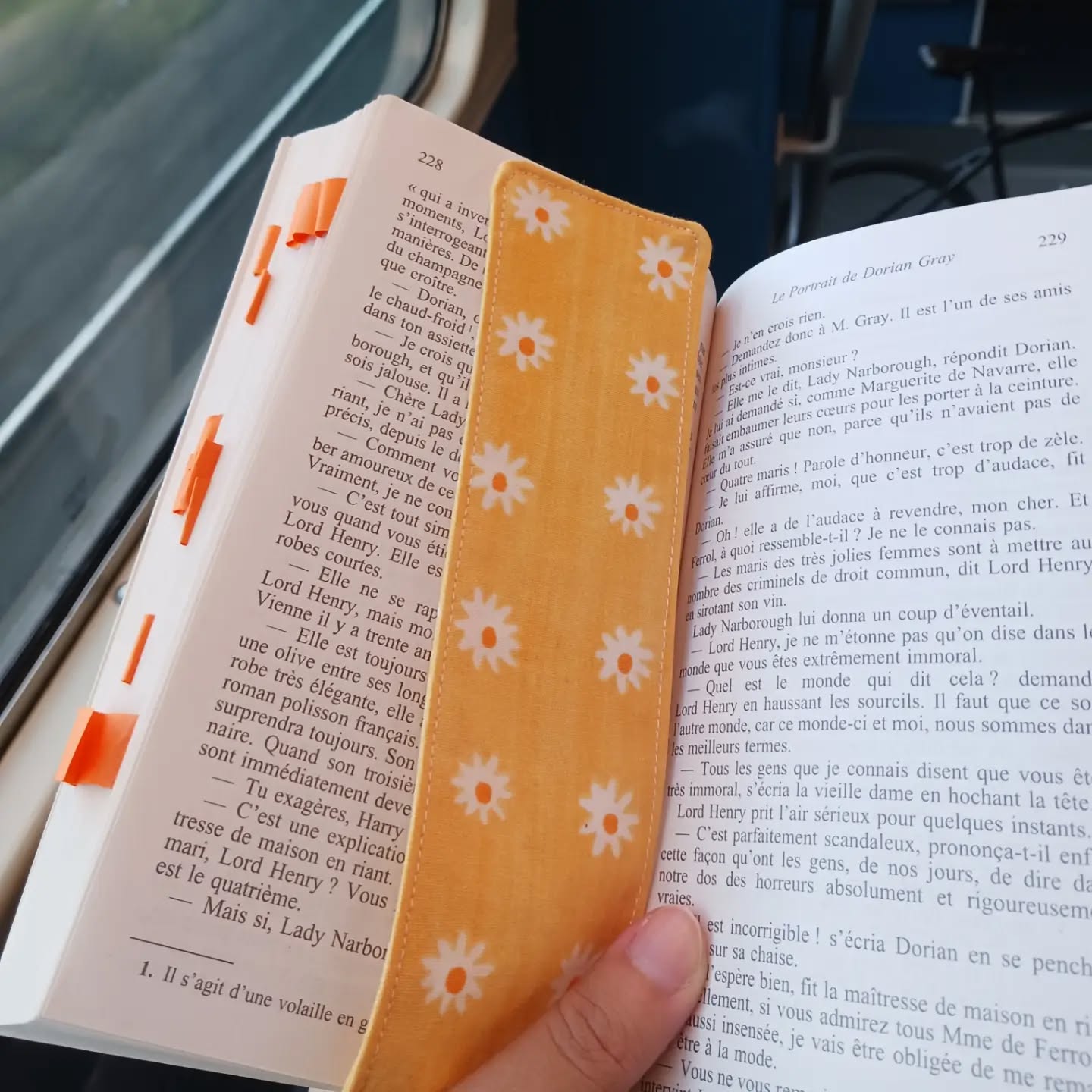 📚🌼 Marque-page 🌼📚
Le saviez-vous ? Pour une lecture ensoleillée, le Marque-page Marguerite sera votre meilleur allié !
Ce marque-page est vendu avec sa pochette à livre assortie. Cet ensemble est fabriqué à partir d'une chute de tissu retrouvé dans un des placards d'une mamie adapte de la couture 👵🏽💛
Chez Les Bookineurs, il n'y a pas que les livres qui vous contes des histoires 🥰
Disponible en format poche.
---
Hello✨️ Moi c'est Océane, créatrice de Pauses Li'Thé. Pour toi:
🫶🏽 Je chine des livres
🫶🏽Je couds des pochettes à livres et marque-pages dans des tissus vintage
🫶🏽Je sélectionne des thés de folies.
Le tout pour un moment lecture cocooning ! 📚🫖💕
www.lesbookineurs.com
---