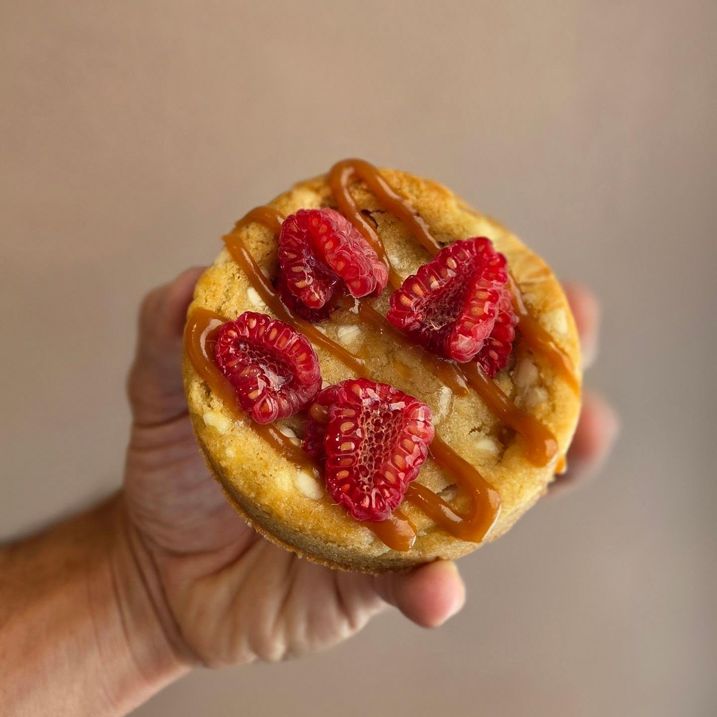Le cookie qui met tout le monde d'accord.
Un cookie ultra gourmand, moelleux à cœur, généreusement garni de chocolat blanc, de framboises fraîches et nappé d'un caramel beurre salé maison.
La douceur du chocolat blanc, le peps de la framboise et l'intensité du caramel… un trio qui fonctionne à merveille. 🤤
À déguster encore tiède avec un café, ou simplement pour s'offrir une vraie pause plaisir.
📍À retrouver dès maintenant chez Jonathan Le Pâtissier – 14 avenue Maréchal Foch à Nice.
Qui vient craquer pour celui-ci ? 👇
#JonathanLePatissier #NiceFood #CookieLovers #PatisserieNice #Gourmandise