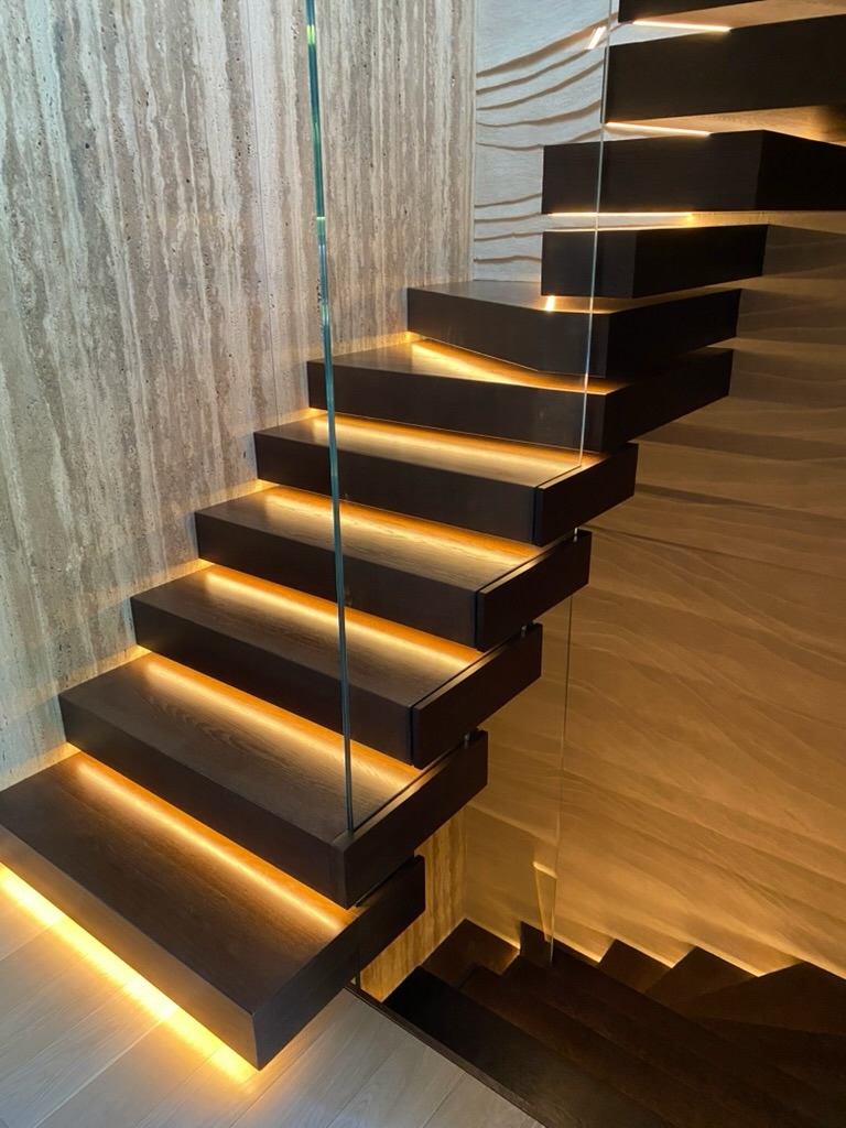 Massive, durable, grand.
#staircasedesign #staircasefriday #stairsdesign #modernhomes #trapp