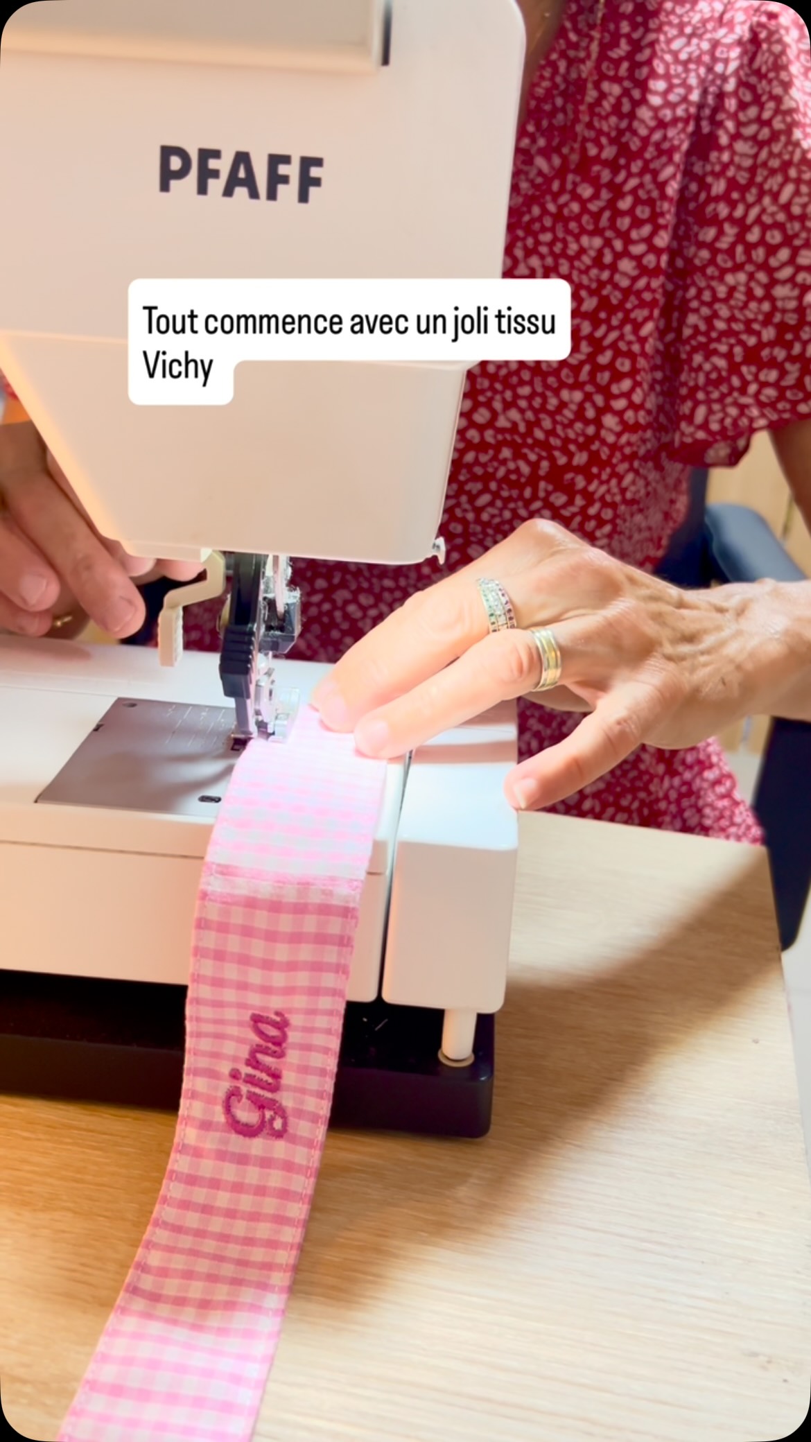 Ces derniers temps, on entend beaucoup parler de l’ultra-fast-fashion.
Mais moi, j’aime vous montrer une autre façon de consommer…
Ici, pas de production en masse.
Chaque attache-tétine est confectionné à la main, avec soin, dans un joli tissu Vichy.
Il peut être personnalisé avec le prénom de votre bébé.
Une petite création pensée pour durer, et surtout pour être unique.
Et vous, vous préférez acheter moins, mais choisir des pièces qui sont confectionnées juste pour vous ?
Mettez moi un ❤️ en commentaire si vous partagez ce point de vue !
.
.
.
#slowfashion #vichylovers #creationartisanale #provencealpescôtedazur #couturefrançaise