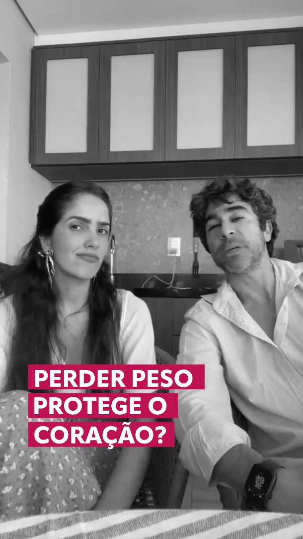 Perder peso protege o coração?
A balança pode mostrar um número menor, mas isso não significa, por si só, que sua saúde cardiovascular melhorou.
Neste bate-papo com a nutricionista Yasmim Luiza, falamos sobre um erro muito comum: acreditar que apenas comer menos ou usar medicamentos para emagrecer é suficiente para proteger o coração.
A verdadeira mudança acontece quando o emagrecimento vem acompanhado de:
✔️ Redução da gordura corporal;
✔️ Preservação da massa muscular;
✔️ Alimentação de qualidade;
✔️ Atividade física regular;
✔️ Melhora dos exames e da saúde metabólica.
Existem pessoas magras com hipertensão, colesterol alto e diabetes, assim como pessoas acima do peso com uma boa saúde metabólica. Por isso, o foco nunca deve ser apenas o peso, mas sim a qualidade do emagrecimento.
#Emagrecimento #SaúdeCardiovascular #Cardiologia #Nutrição #MedicinaDoEsporte #QualidadeDeVida #ComposiçãoCorporal #HábitosSaudáveis #Prevenção #DrFernandoFrazão #YasmimLuizanutri