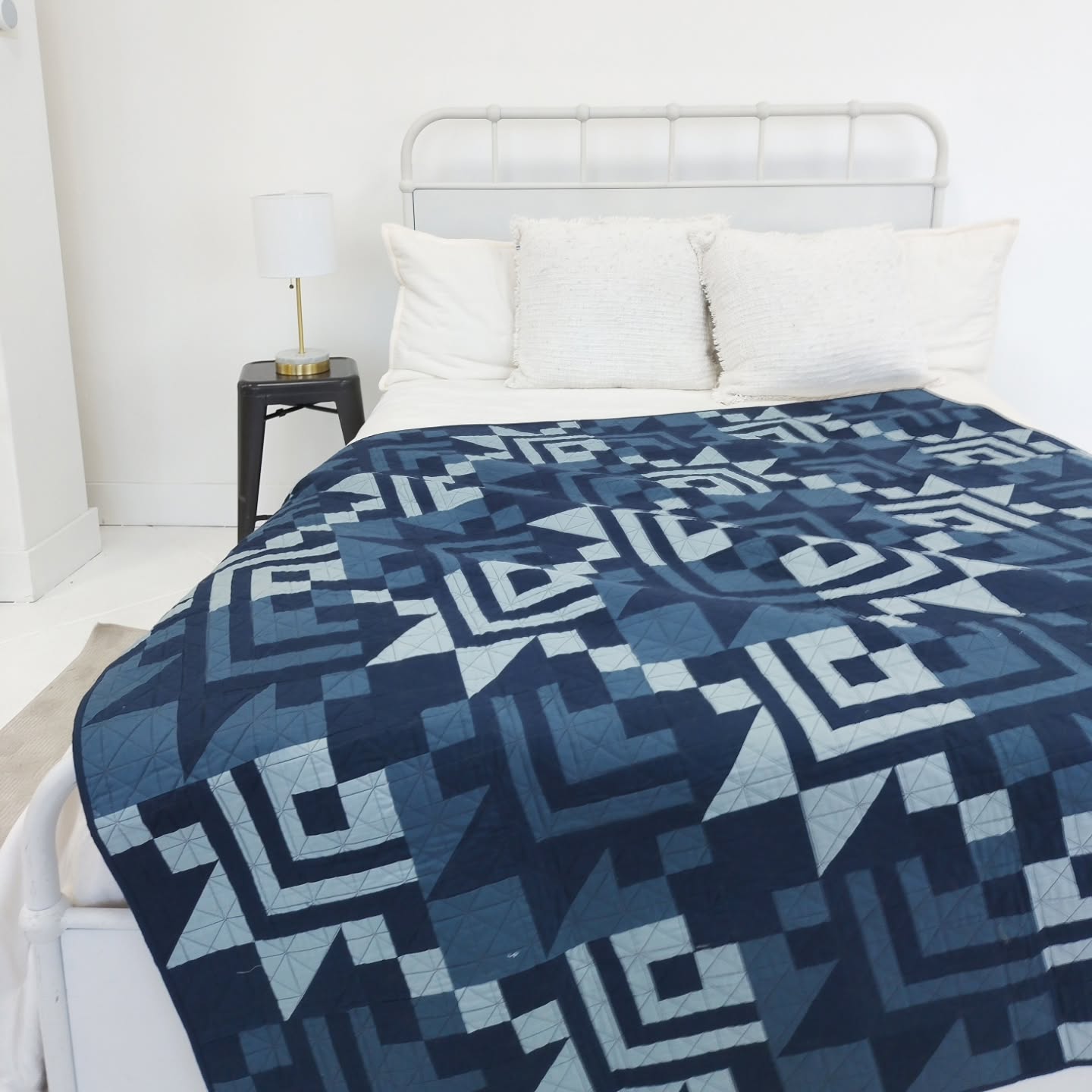 I've made a lotta quilts in my just over 4 years of quilting, but this pattern will always be one of my favorites ๐ฉต๐๐ค
It represents a lot for me, design-wise and I'll always love a monochrome quilt!
Pattern: Star Lake City
Quilting: Messy Quilts