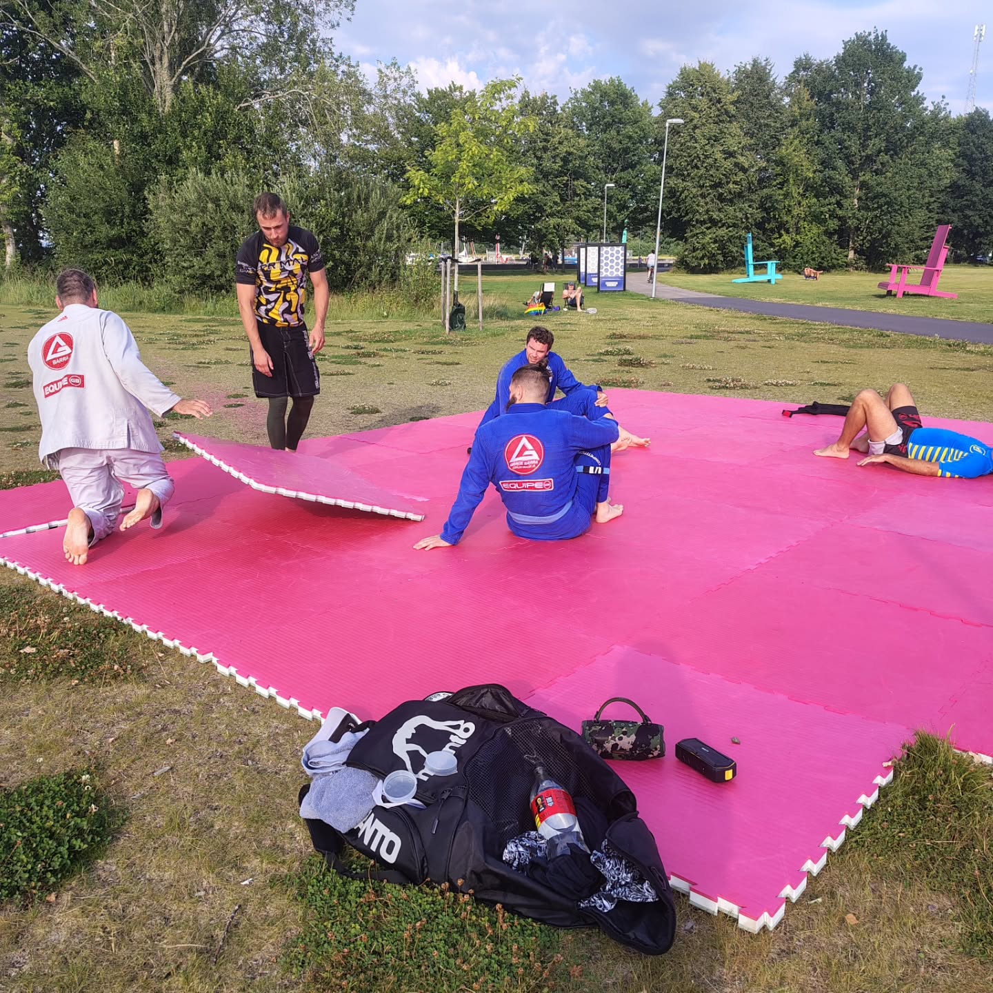 Dojon fick stanna hemma – pusselmattorna fick följa med! 😄
Ikväll intog Lidköpings Budoklubb småbåtshamnen för ett riktigt härligt träningspass. Sol, frisk luft, svett och många skratt – en svårslagen kombination! ☀️💪
Tack till alla som kom och tränade. Det är gemenskapen som gör klubben, oavsett om vi rullar i dojon eller på pusselmattor vid vattnet.
Vi ses på mattan! 👊🤙