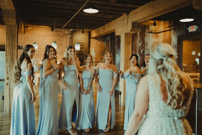 Girlhood 🤍 Who doesn’t love a bride reveal with your girls?! And Taylor’s bridesmaids did not disappoint 👏🏼
Photographer: @aaronleephotofilm
Beauty Team: @theartofbeautyyyy
Coordinator: @aalearayy with @thebookinghouse
Caterer: @michaelscatering
DJ: @djmaxxsaint
Couple: @taywills11 & @liam_sagz
#thebookinghouse #bookinghouse #bookinghousecouples #paweddingvenue #paweddings
