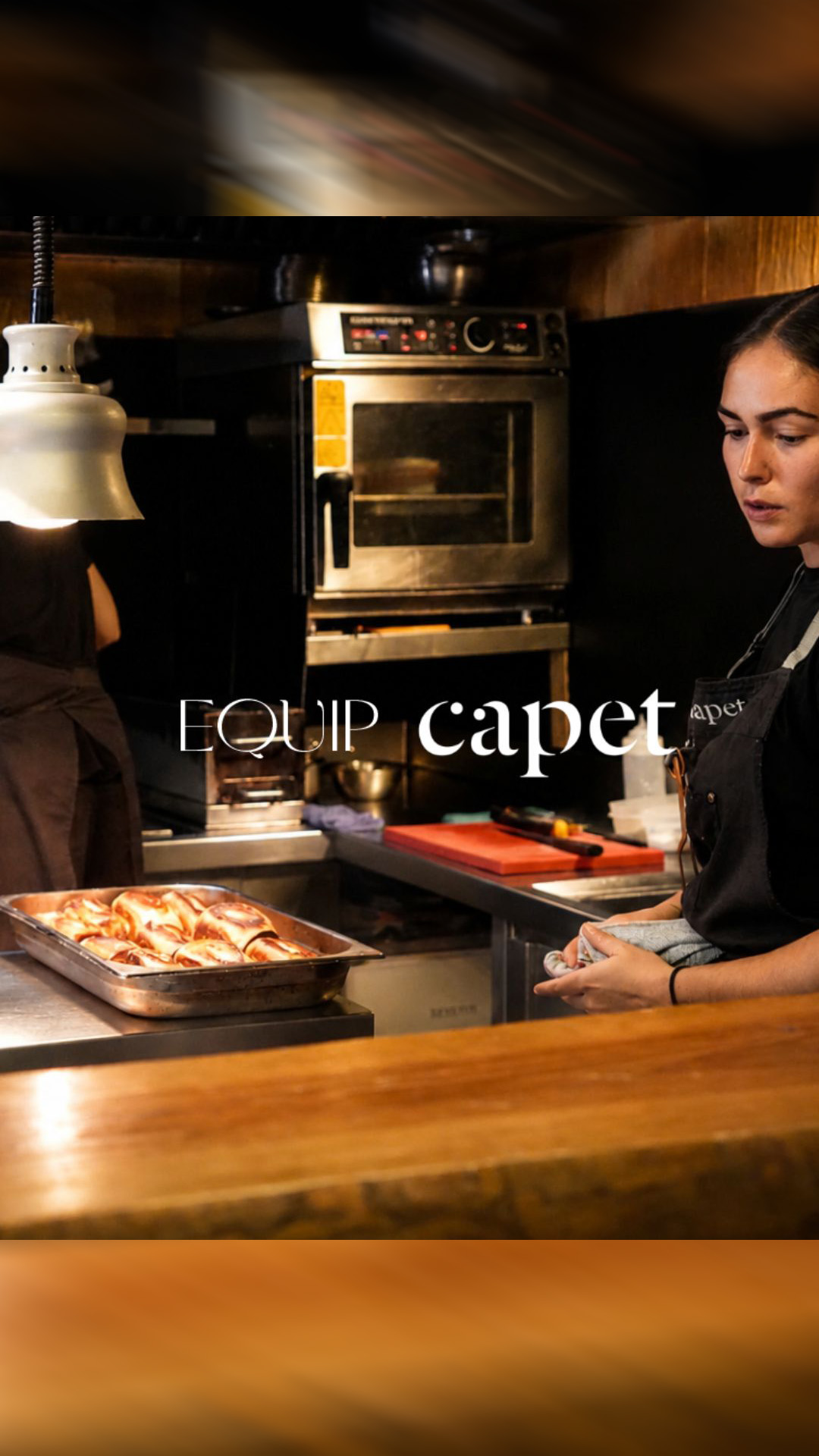 Los platos llevan un nombre. Detrás, muchas manos. Este es nuestro equipo
De Martes a Viernes: 18:00 - 23:30
Sábados: 13:00 - 15:30 a 18:00 - 23:30
Carrer del Cometa, 5, Ciutat Vella, 08002 Barcelona