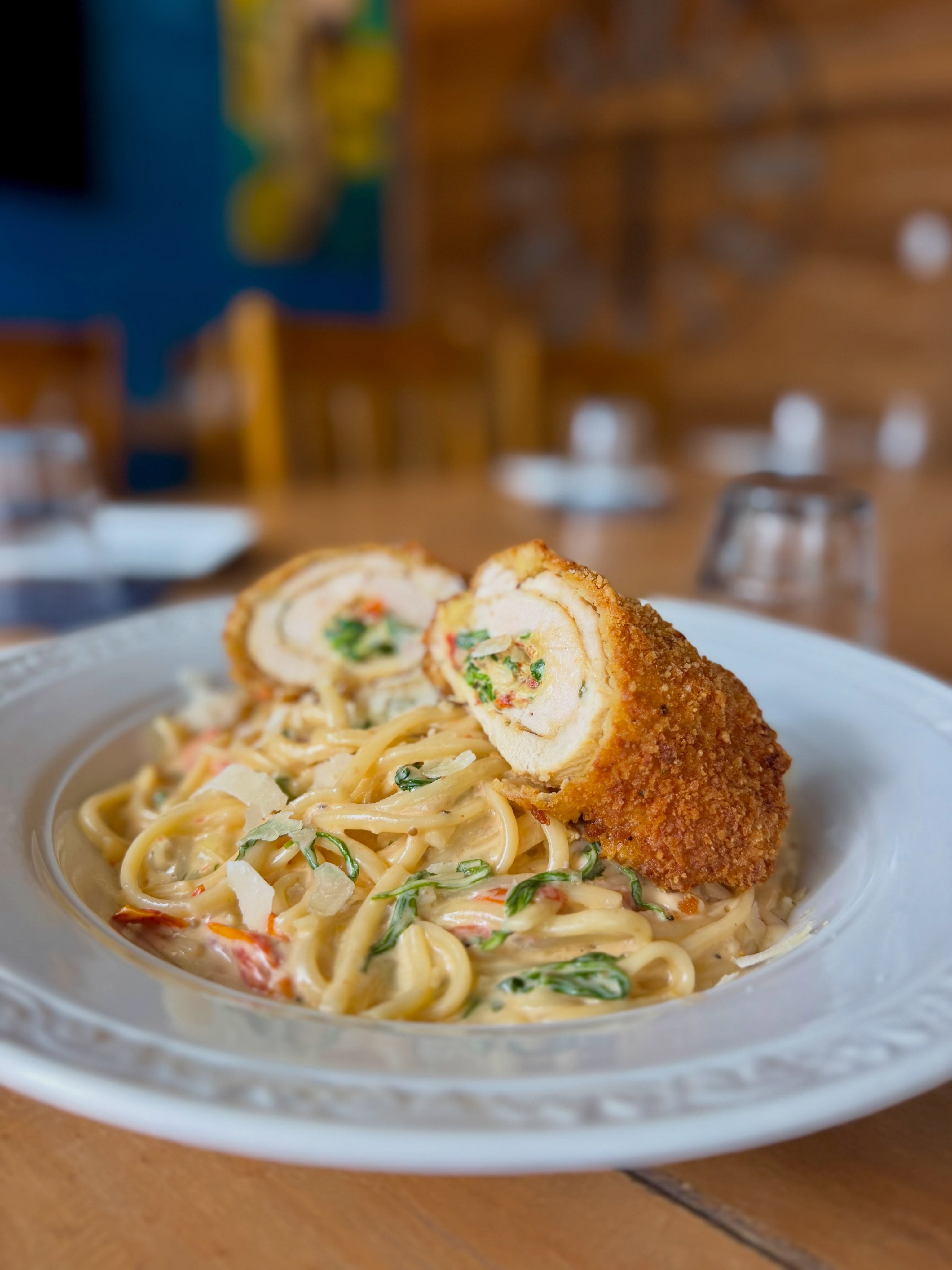 Dinner Feature
Chicken breast roulade stuffed with ricotta cheese, spinach, garlic & sun-dried tomatoes over linguine pasta with roasted tomatoes & arugula in a parmesan Chardonnay cream sauce