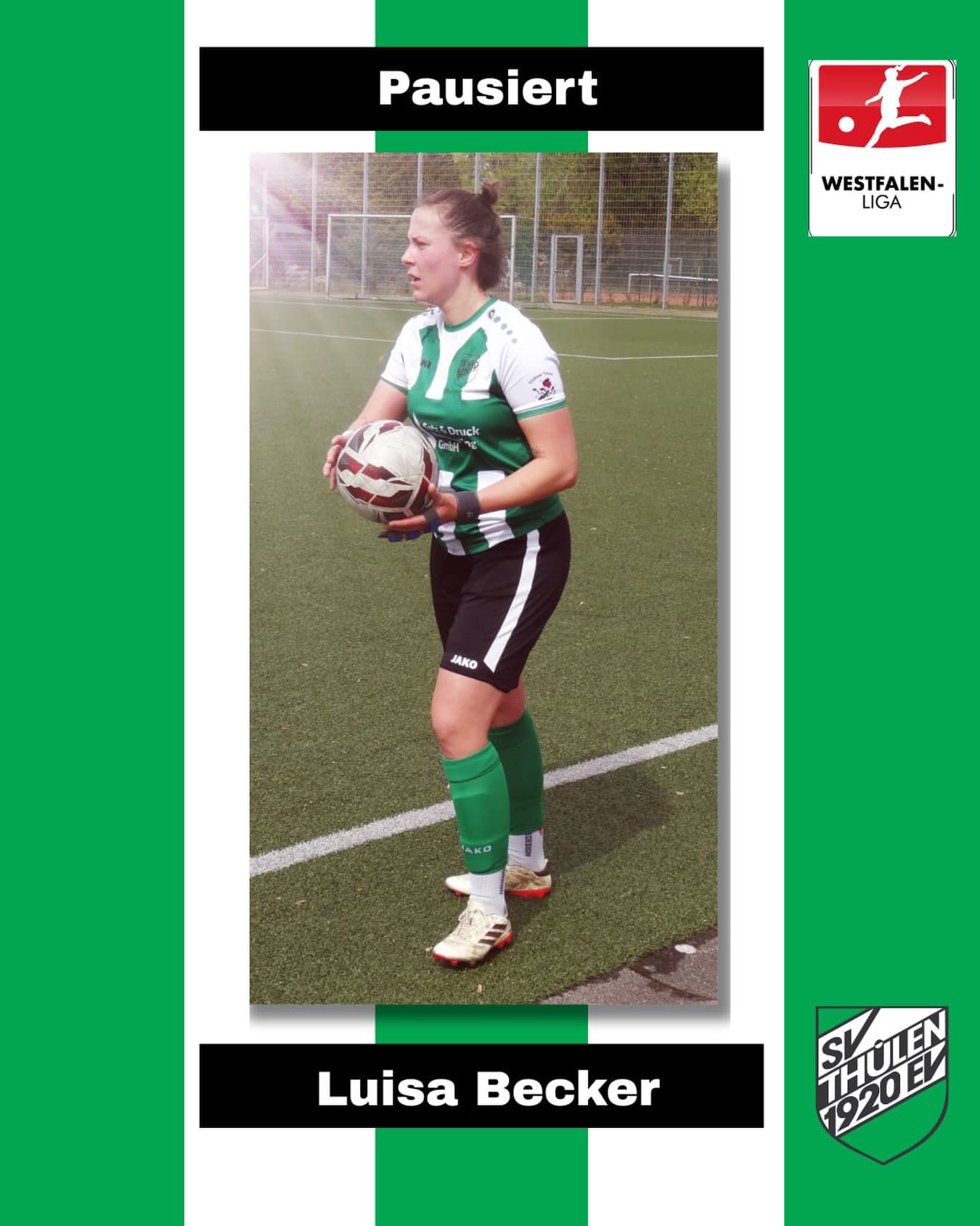 ⚽ Personal-Update SVT-Damen ⚽
Luisa Becker muss verletzungsbedingt pausieren. 😔
Bei den SVT-Damen seit: August 2️⃣0️⃣1️⃣7️⃣
Rückennummer: 1️⃣9️⃣
Position: Linke Außenverteidigung
Im Heimspiel gegen den SV Germania Hauenhorst am 19.04.26 musste Linksverteidigerin Luisa Becker bereits in der 36. Spielminute verletzungsbedingt das Spielfeld verlassen.
Ohne gegnerische Einwirkung zog sie sich bei einem Klärungsversuch eine Knieverletzung zu. Bei der kurze Zeit später erfolgten OP konnten die Ärzte vorerst Entwarnung geben.
Die Verletzung war doch nicht so schlimm wie anfangs befürchtet.
Doch das „Glück im Unglück“ hatte bei der 25-Jährigen leider nicht lange Bestand.
Die angehende Lehrerin verletzte sich im Sportunterricht erneut an dem noch lädierten Knie.
Dieses Mal hat es die Wahl-Thülenerin leider schwer erwischt. Der Außenmeniskus und auch das Kreuzband wurden in Mitleidenschaft gezogen, sodass sich die Verteidigerin erneut unters Messer begeben muss. 🩼🩺
Ob und wann die Kickerin, die gebürtig aus Gevelinghausen kommt, wieder einsteigen kann, das steht aktuell noch in den Sternen.
Der volle Fokus gilt nun der vollständigen Genesung und ihrer beruflichen Ausbildung.
Dafür wünschen wir Luisa alles erdenklich Gute. ✊🏼🙏🏼☘️
Der SV Thülen hofft natürlich sehr auf eine Rückkehr ihrer Linksverteidigerin.
Come back stronger, Luisa. 💪🏼 💚🤍🖤⚽