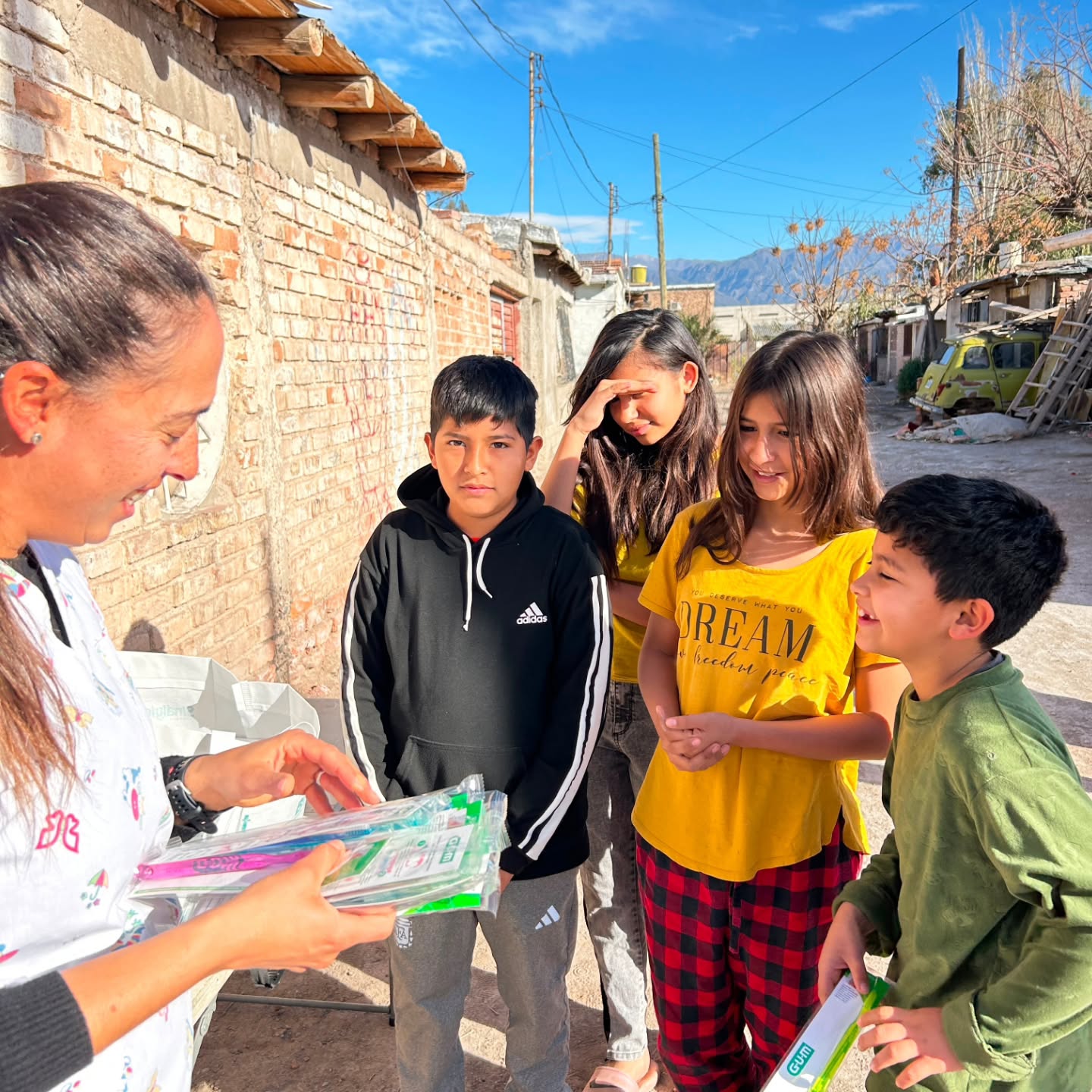 Cuidamos nuestra salud bucal 🦷❤️
Durante 3 semana nos visito en distintos barrios Analia, odontologa, que nos brindo información sobre como debemos cuidar nuestros dientes… para una sonrisa alegre.😁
Compartimos 6 jornadas juntos a las niñeces, y familias, nos sacamos dudas,y aprendimos a valorar nuestra salud bucal 🙌
Agradecemos a @scuderiodontologiaintegral por su compromiso y tiempo 💕
#ONG #barriospopulares
#mendoza #voluntariado
#saludbucalniños