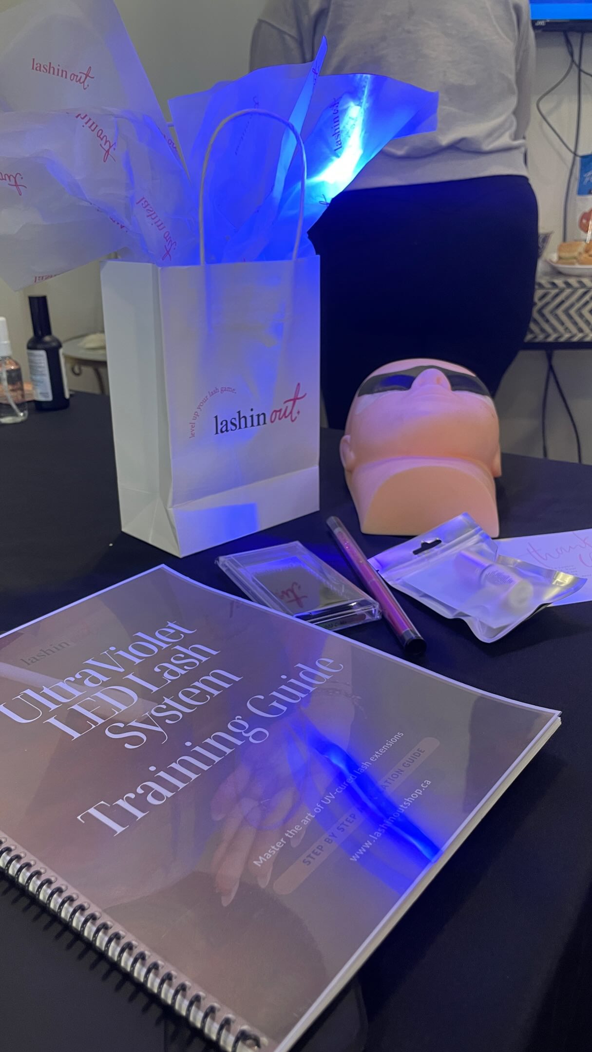 Education is the key to building your skills 🔑
I was honoured to be invited to attend @lashin_out UV LED Lash Training. I’ve been hearing so much about this technique and wanted to see it in person. Answer all my questions about if it’s safe and how it actually works.
If you’re interested in learning more about UV/LED lashes, send me a message! Any lash artists interested in this technique? @lashin_out will be having another one soon!
What do you think about the UV/LED technique? Would you try it? ⬇️
#yyclashes #calgarylashes #lashtraining #minivlog #lashesinyyc