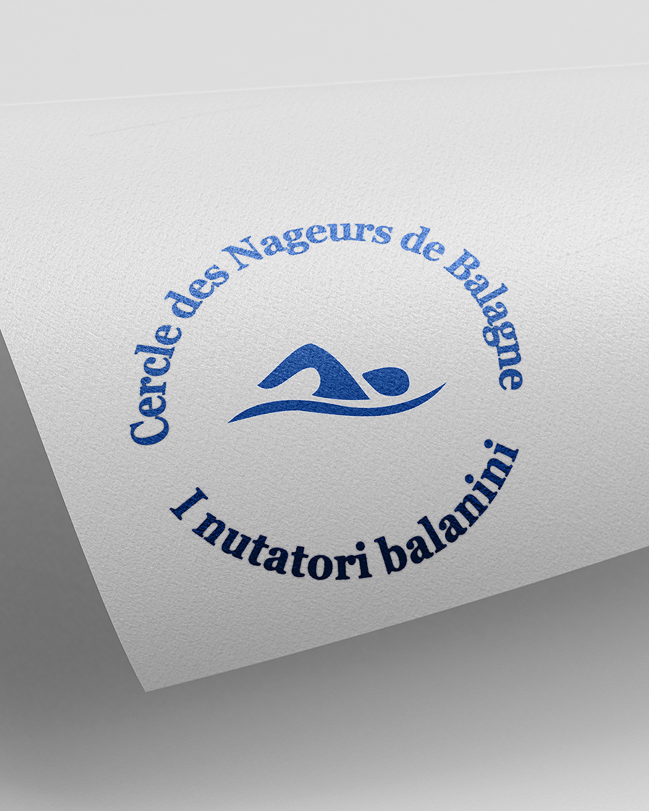 📌 Être graphiste, c’est aussi ça
Parfois, une mission tient en 1h. Comme pour le Cercle des Nageurs de Balagne en 2024 : on m’a transmis leur logo en PNG (slide 4), avec une phrase à ajouter : la traduction en corse. J’en ai profité pour le repasser en bonne qualité, afin qu’il reste net et utilisable sur tous les supports (flyers, textiles, réseaux...).
Le logo est resté fidèle à l’original, avec cette phrase intégrée. J’aime beaucoup ce type de missions : rapides, concrètes, utiles. Chaque projet a sa valeur, qu’il s’agisse d’une identité visuelle complète ou d’un simple ajustement 🙂
#graphisme #freelance #logodesign #corse