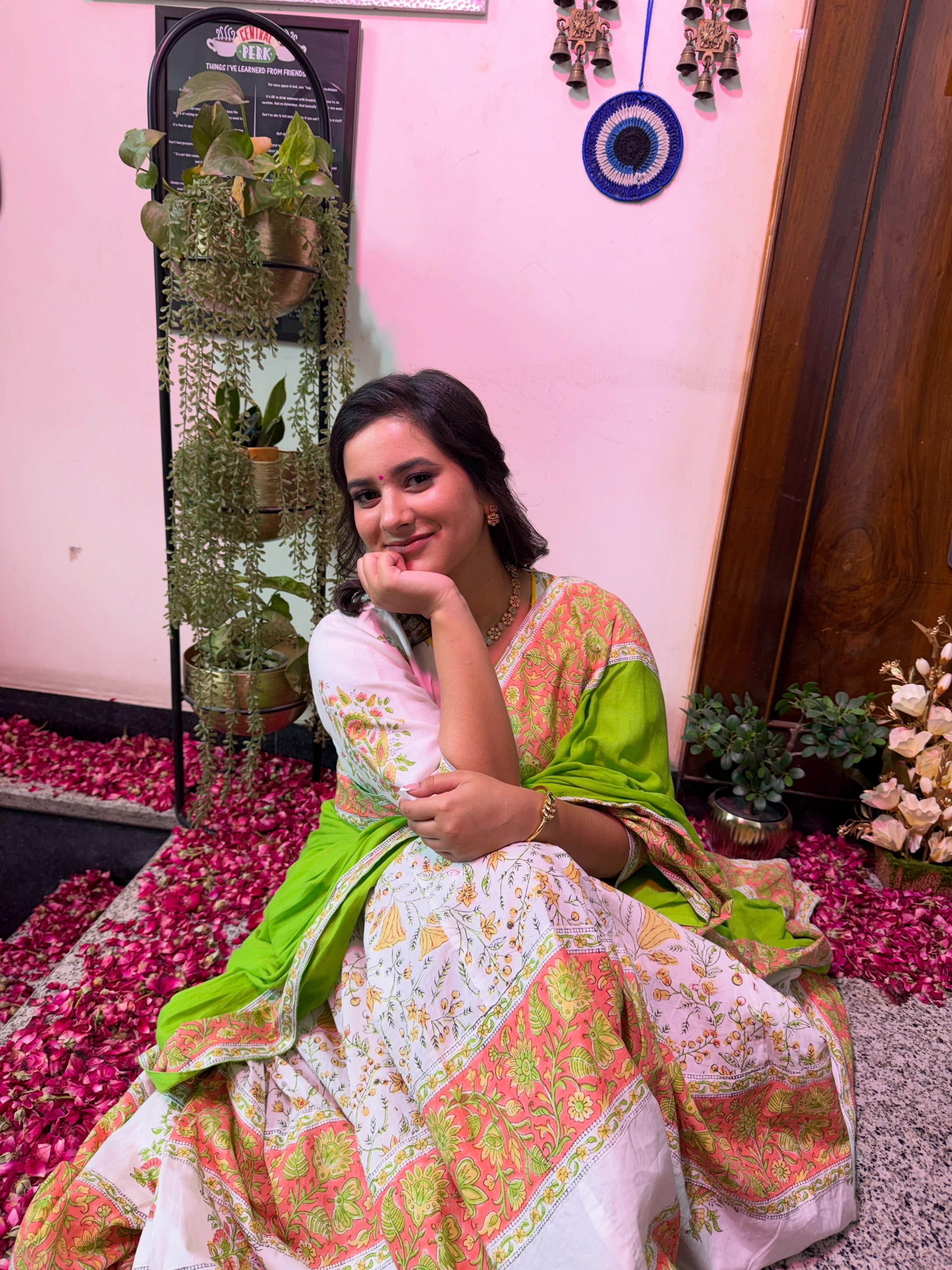 dil ki baatein, dil hi main rakhna piya 💋
sleepy but make it sundar ✨
Okayish attempt to a candid click ☺️
🕊️
back to my actual self
10 people were staring at me, what else do you expect?!😬
💅🏻💌