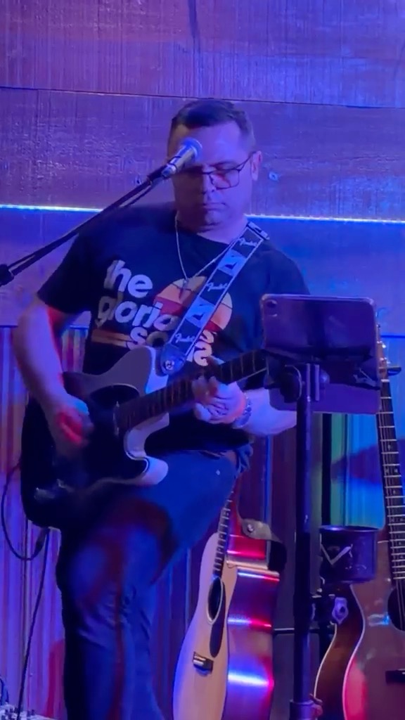 Great night at shooters with our impromptu band. So glad someone caught a clip of my solo on Play that funky music. Improv, is always fun. Still love this guitar @telecasterplayers @fender #livemusic #jambands