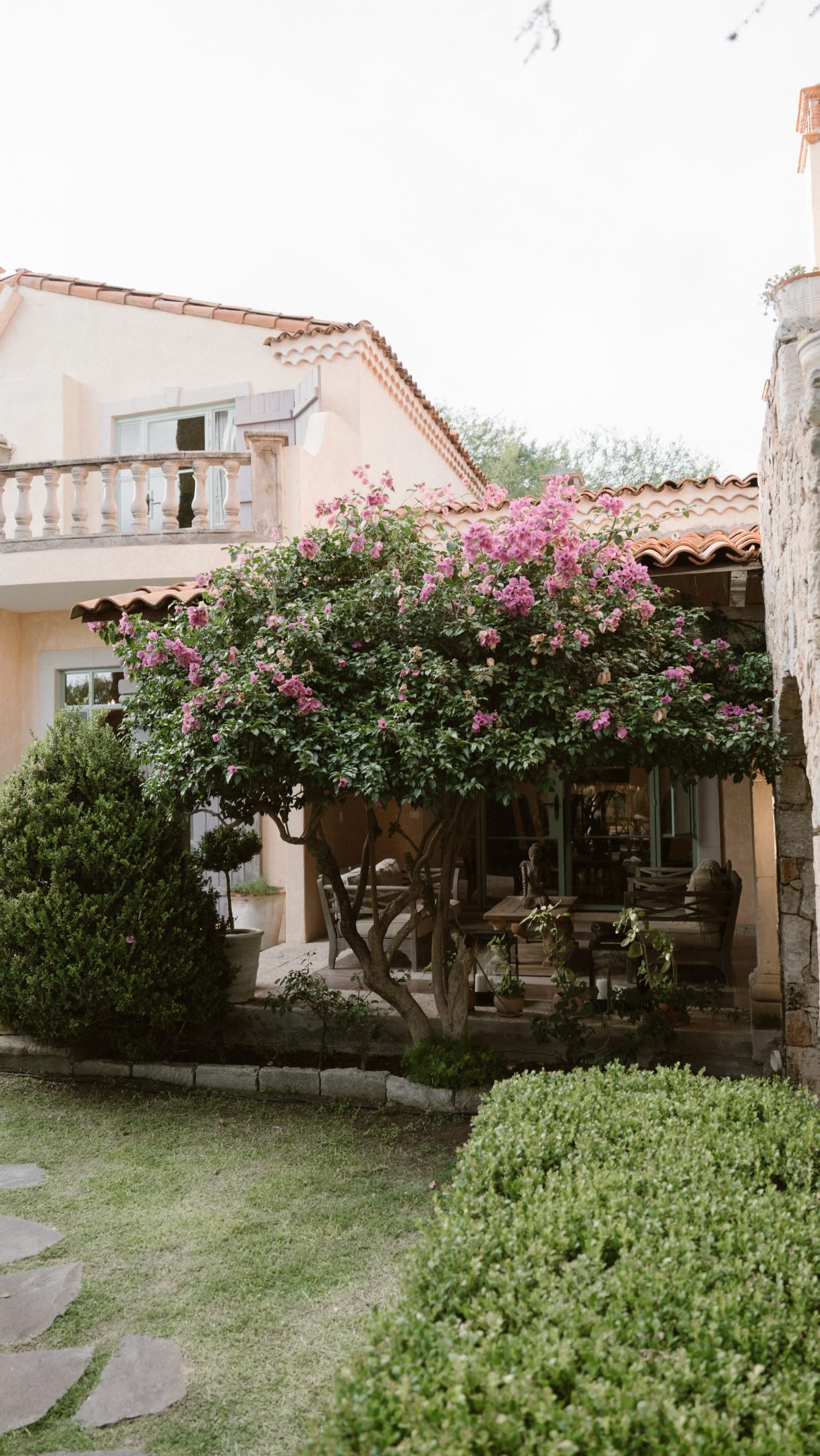 La propuesta casi no sucede… 💍⛈️
Me tocó documentar una propuesta de matrimonio en San Miguel de Allende y, minutos antes de la gran pregunta, se soltó una tormenta. Pensamos que todo estaba perdido, pero los invitados se unieron para volver a decorar el lugar y hacerlo posible. Al final, la misión se cumplió: Kevin le entregó el anillo a Juliette. ❤️
#PropuestaDeMatrimonio #SanMiguelDeAllende #WeddingPhotographer #Engagement