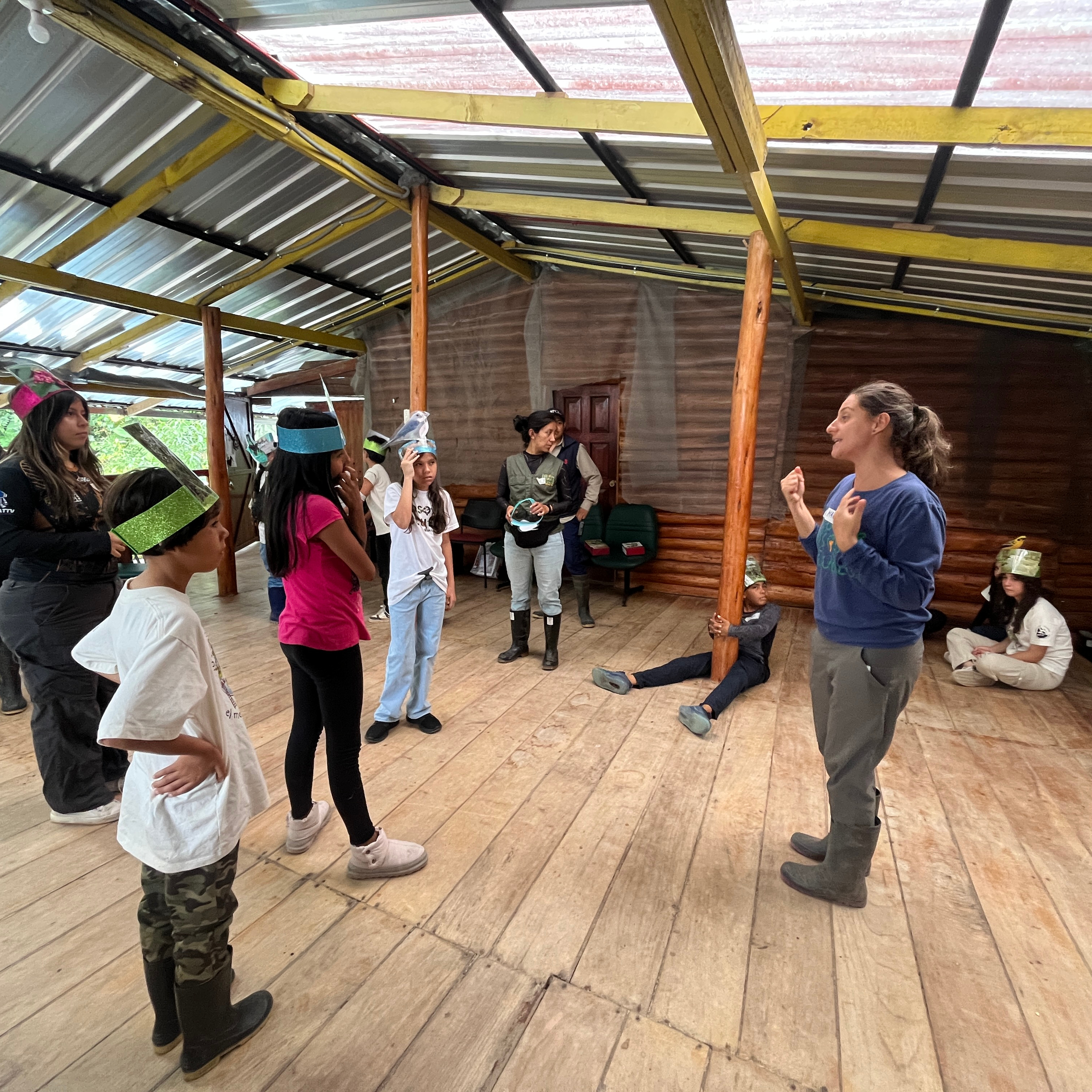 Last weekend our Forest School Club was invited for a Forest School Event in the Tandayapa Reserve. The event was run by the USFQ and the Forest School Network. It was a fantastic opportunity to get to know a new location and especially about its birds. We learnt about the relationship between water, an intact eco-system and the avian diversity.
Thanks for everybody involved and we hope to go back there soon again, so we can learn more about that fantastic forest.