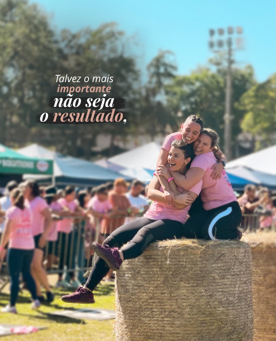 Tem uma coisa que me incomoda no jeito como a gente fala de performance.
No esporte, parece que a conversa sempre precisa ser sobre tempo, na carga, na colocação ou no pódio.
E aqui nas redes sociais a gente corre o risco de resumir tudo a visualizações, alcance, seguidores e números.
Eu fui lá fazer feliz a Aninha que ama uma competição nesse último final de semana. E de tantas lições, trouxe uma que acho válida comunicar: performance é consequência.
Antes dela, existe uma coisa muito mais preciosa, que é a atenção que a gente dá ao que está vivendo.
Às pessoas que estavam ali, às conversas antes da prova, ao frio na barriga, à torcida, às piadas no meio do cansaço (ou do desespero) e à sensação de fazer parte de um time. Isso é... sensacional.
E por aqui é igual. Quando a gente cria conteúdo apenas para performar, começa a olhar para a própria vida pensando no que pode virar postagem, engajamento ou resultado.
Mas, quando criaos para documentar, acontece quase o contrário: o conteúdo faz a gente prestar mais atenção na vida.
E existe uma ironia bonita nisso, porque normalmente o conteúdo que nasce de uma vida realmente observada é justamente o que mais gera conexão. As pessoas não se conectam com números, não é? Elas se conectam com experiências, dúvidas, conquistas, relações e sentimentos que também reconhecem nelas, que elas se identificam.
Talvez seja por isso que eu goste tanto de criar conteúdo. Não para provar algo ou transformar tudo em marketing, mas para não esquecer o que realmente importou.
Eu vivi algo sensacional na @pwrdbycoffeegames e queria muito criar este conteúdo.
E não, o meu perfil não é sobre esporte. Que bom!
Porque criar conteúdo também é saber olhar para a própria rotina, perceber o que ela tem a dizer sobre você e encontrar um jeito de conectar isso ao seu trabalho sem forçar uma relação que não existe.
Com esse post consegui mostrar o que vivi, falar sobre algo que fez sentido para mim e falar sobre a forma como enxergo conteúdo. 10/10
No fim, talvez seja essa a lição: não transformar a vida em marketing, mas deixar que o marketing seja consequência de uma vida que você aprendeu a observar.
E gosta do que está vendo. ♥️