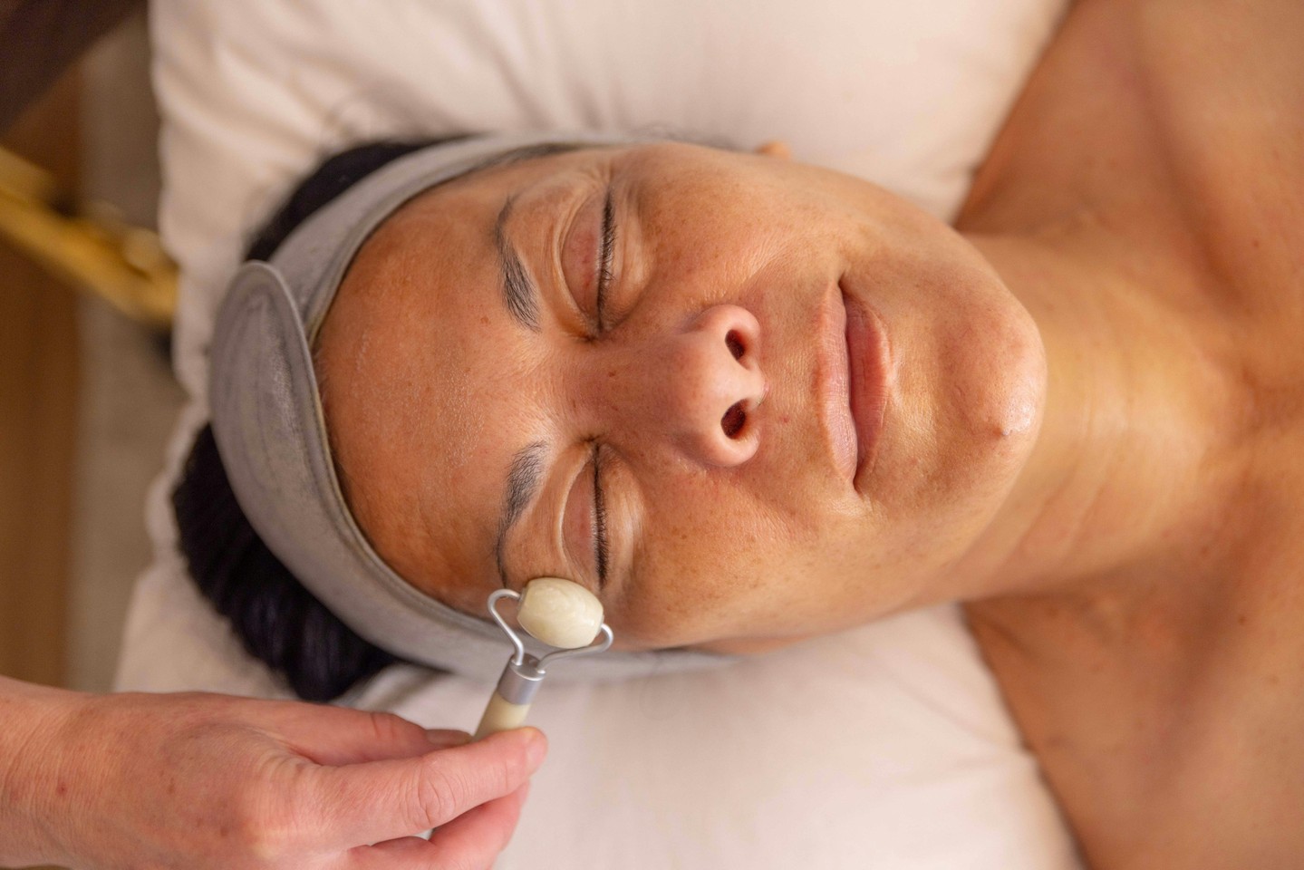 A facial here begins with listening. ✨
Before anything touches your skin, we look at how it is behaving right now. How it sits after cleansing, where it feels tight, what the season has been asking of it. Your skin is always communicating, and the treatment follows what it says.
Working with Dermaviduals and corneotherapy, everything is chosen for the skin in front of us. The cleanser, the actives, the mask, even the pressure of each touch. Some of it blended on the day for exactly what your barrier needs.
You drift somewhere quiet while it happens. The reason your skin looks different afterwards is the thinking that went in before you arrived.
Book a bespoke facial via the link in our bio.
#NovaHolisticSpa #Dermaviduals #Corneotherapy #SkinHealth #HobartFacial #BarrierFirst