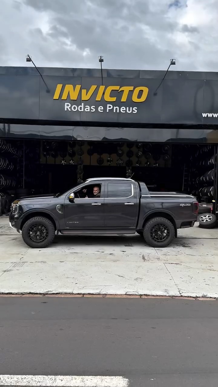 FORD RANGER V6
🛞 Roda RAW SPOW169 Satin Black
• Medida: 20x9,0
• Furação: 6x139,7
• Offset (ET): +15
• Cubo (CB): 106,1 mm
➡️ Acabamento Satin Black com design moderno e robusto, valorizando ainda mais o visual da Ranger V6.
🛞 Pneu BFGoodrich All Terrain KO3
• Medida: 285/60 R20
• Índice: 125/122S
• Etiqueta: F/C (76 dB)
➡️ Referência em resistência, tração e durabilidade para quem exige o máximo em qualquer terreno.
⬆️ Acessórios Instalados
• Calço dianteiro de 1 polegada (Ford Ranger V6)
➡️ Mais altura, melhor postura e visual ainda mais agressivo.
🔩 Complementos
• Jogo de porcas anti furto pretas
• Anel centralizador de alumínio
➡️ Mais segurança, encaixe preciso e acabamento premium para o conjunto.
🔧 Serviços Realizados
• Alinhamento
• Balanceamento
✨ Um projeto que une força, estilo e performance para qualquer desafio.
📍 Invicto Rodas e Pneu
📞 (16) 3771-2800
🙏 “Com Deus à frente, toda conquista se torna possível.”
#InvictoRodasEPneu #FordRanger #RangerV6 #RAWWheels #SPOW169 BFGoodrich KO3