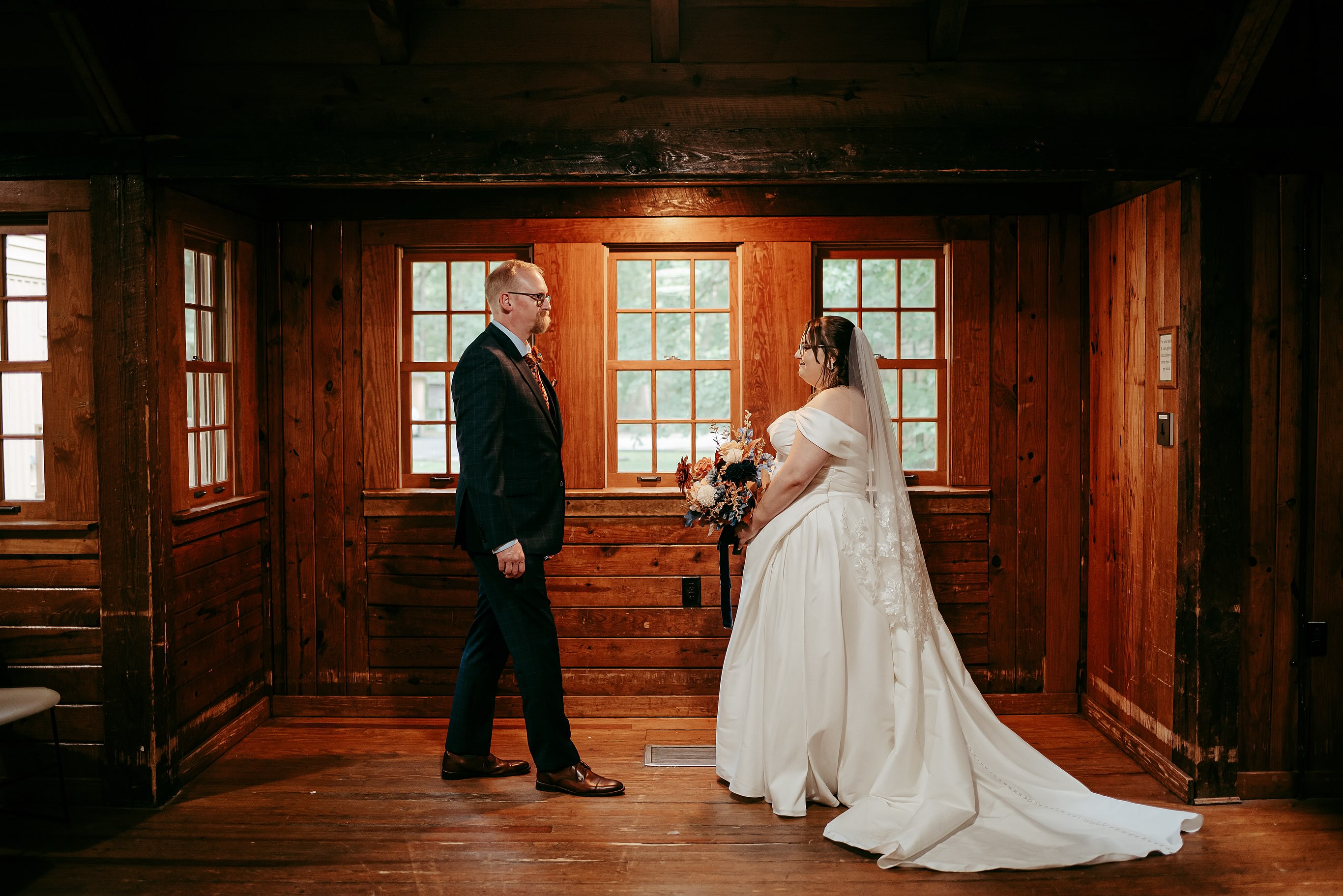 Sneak peek from Madalynn & Logan’s wedding at the beautiful Pocahontas State Park lodge! Their day was intimate, essentially stress-free, and full of many little joyful moments✨💗 The wood tones and glowing lights made for beautiful photography backdrops 🙌🏼