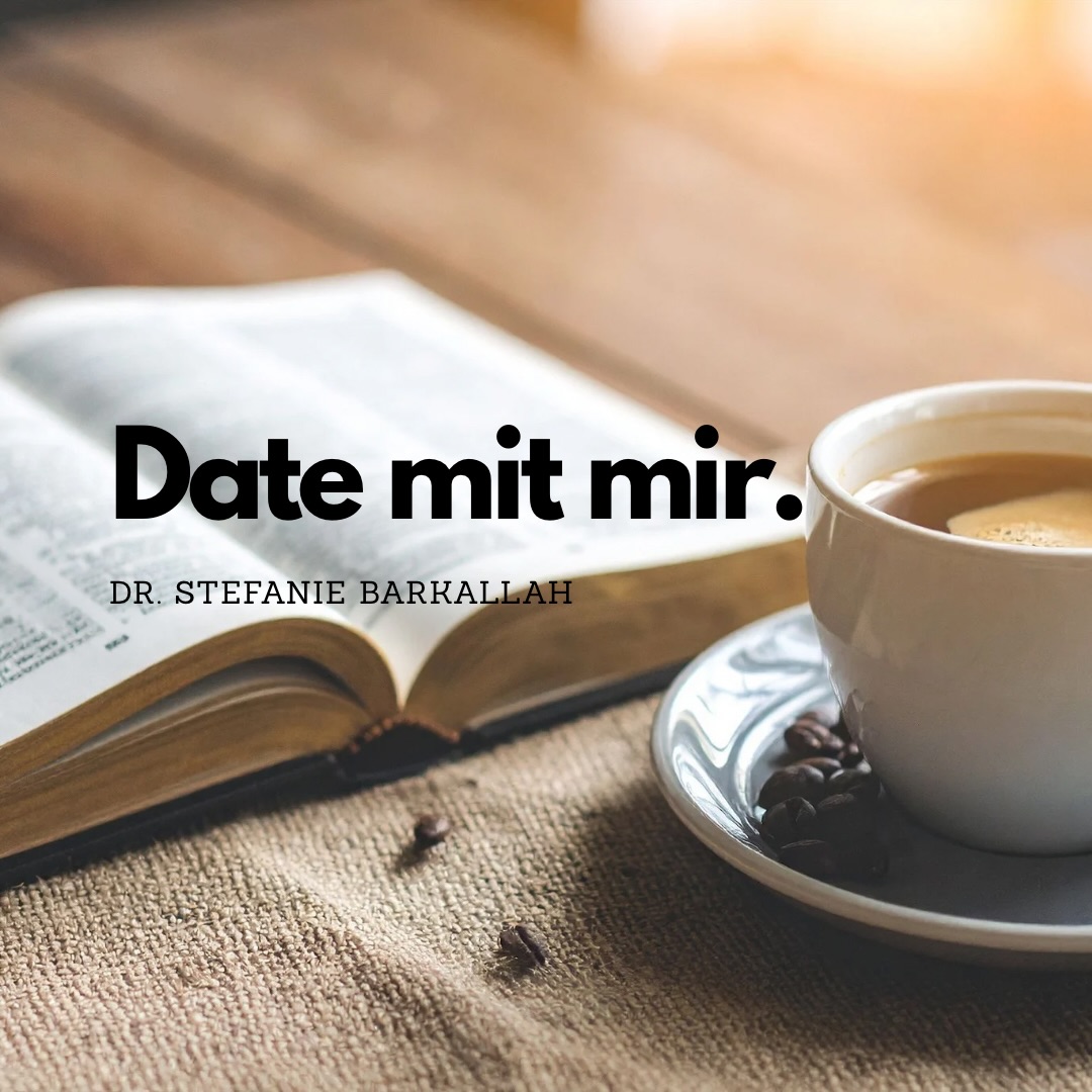 Lange dachte ich, Zeit für mich müsste groß sein.
Ein freier Tag. Ein Wellnesswochenende. Ein Urlaub.
Heute sehe ich das anders.
Manchmal ist ein Date mit mir einfach ein Kaffee in Ruhe.
Ein Spaziergang.
20 Minuten auf der Akupressurmatte.
Oder Bewegung, die sich nicht nach Müssen anfühlt, sondern nach einem Geschenk an mich selbst.
Den Ausdruck „Date mit mir“ habe ich übrigens von meiner Freundin @seelennavi.jennydohr übernommen und ich liebe ihn, weil er so schön beschreibt, worum es eigentlich geht:
Mir selbst Zeit, Aufmerksamkeit und Freundlichkeit zu schenken.
Alles Liebe
Steffi 🧡
#selbstfürsorge #achtsamkeit #resilienz #mentalhealth #zeitfürmich