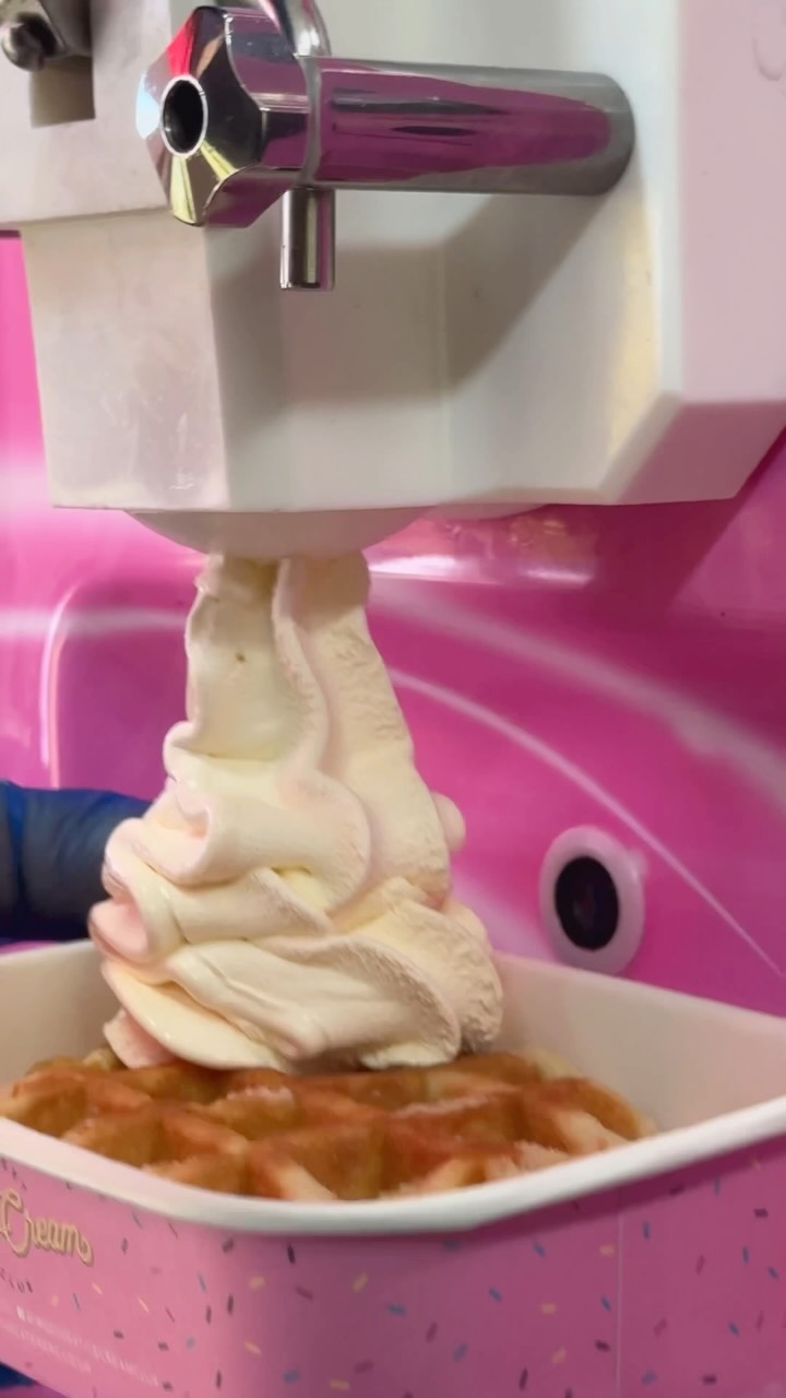 Sunshine = soft serve. That’s a no-brainer. ☀️🍦
Make the most of the sunshine with a swirl from Dessert Ice Cream Club.