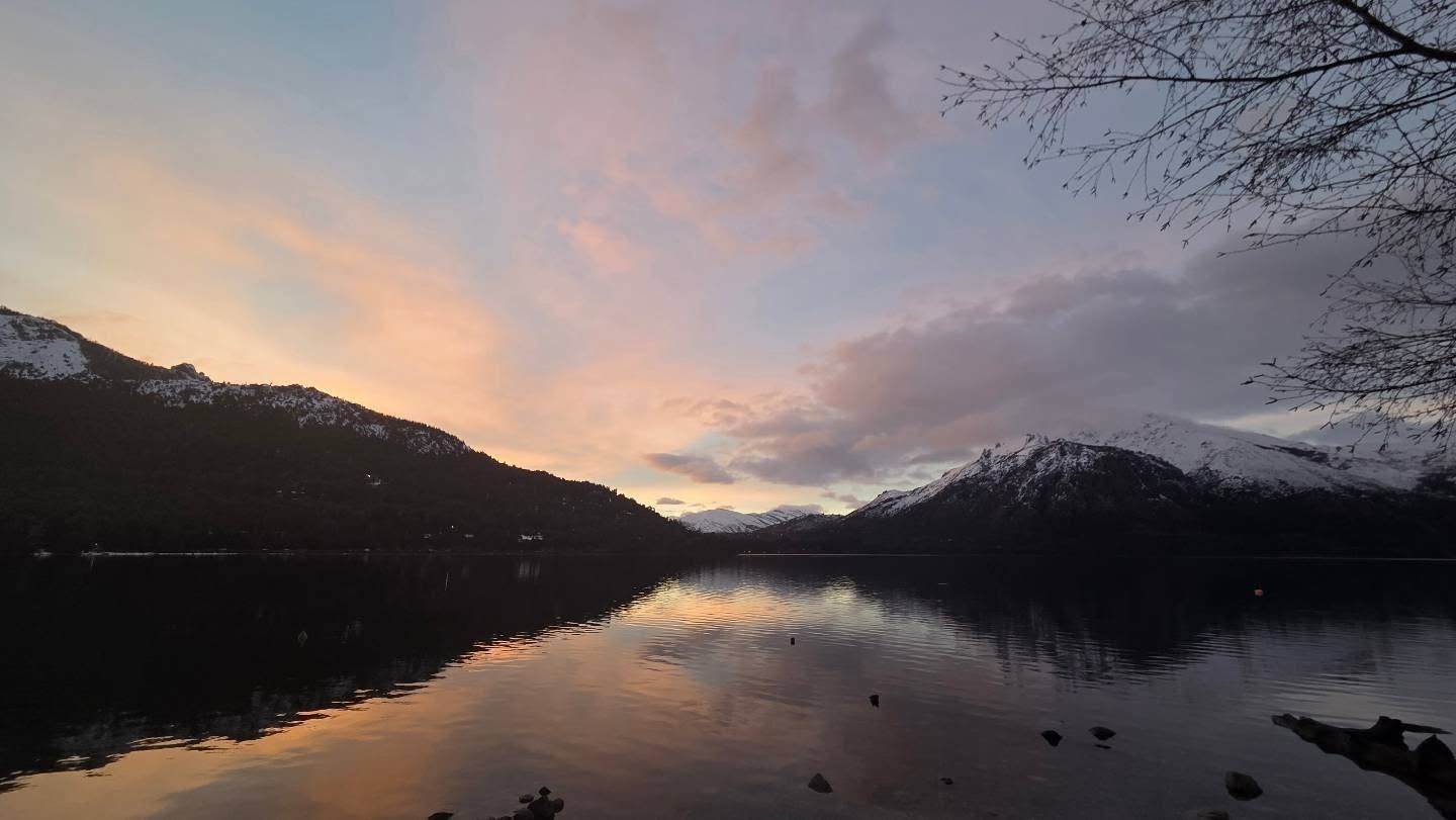 Que esperas para amanecer con este paisaje?
Acá, en Refugio del Lago 😍⛰️