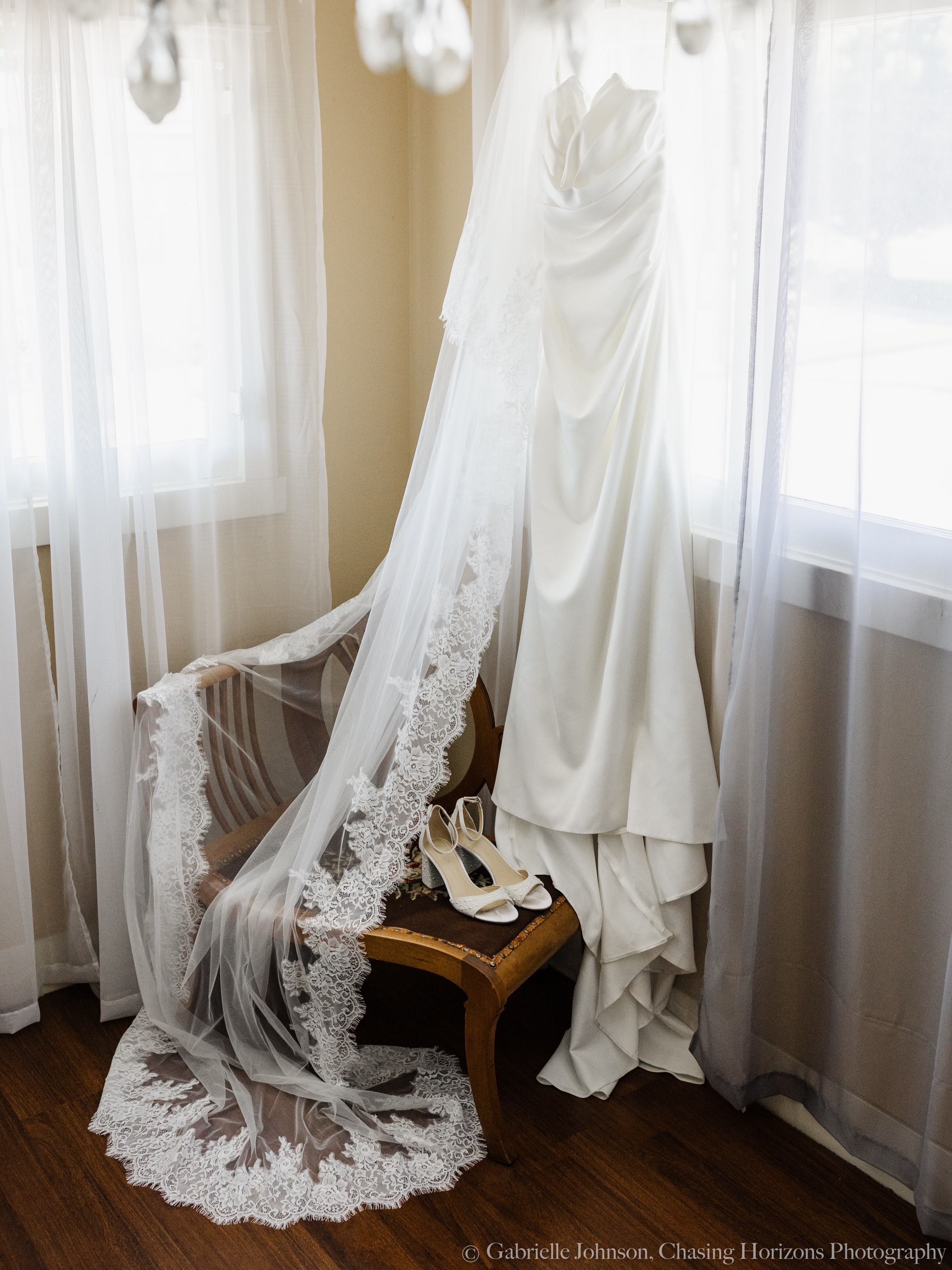 It’s the beauty in the ✨details✨
& absolutely stunning bride for the perfect June Wedding 🤍
Wonderful photography done by @chasinghorizonsphoto