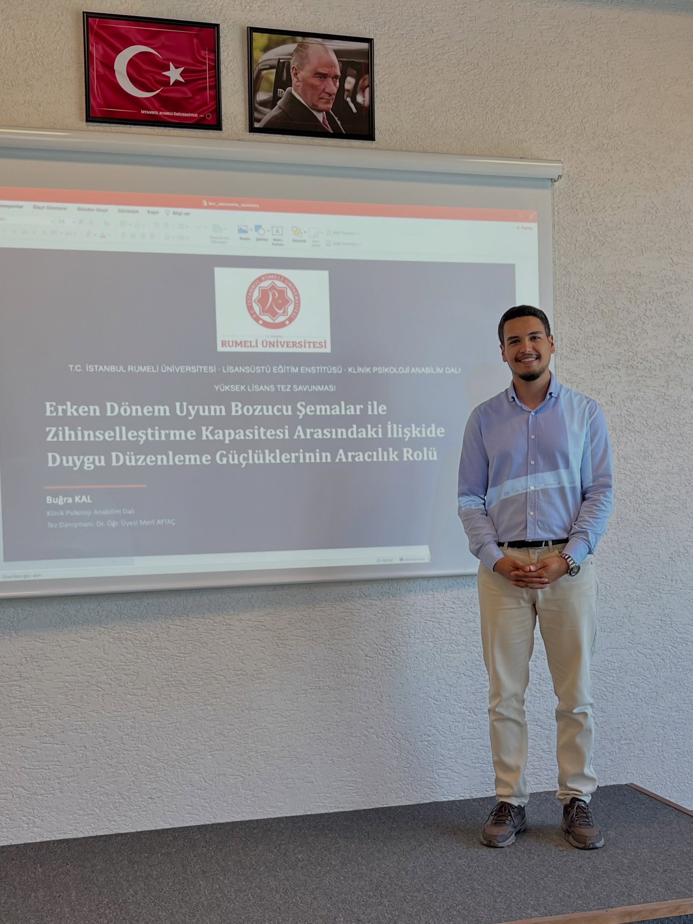 Uzun bir emek, sabır ve öğrenme sürecinin ardından yüksek lisans tez sürecimi başarıyla tamamlamış olmanın mutluluğunu yaşıyorum. Bu süreç, hem akademik hem de kişisel anlamda bana çok şey öğreten bir yolculuk oldu.
“Erken Dönem Uyum Bozucu Şemalar ile Zihinselleştirme Kapasitesi Arasındaki İlişkide Duygu Düzenleme Güçlüklerinin Aracılık Rolü” başlıklı tezimi tamamladım. Sonuçlar, her üç değişkenin birbiriyle ilişkili olduğunu ve terapi planlamasının danışanların öznel işaretlerine uygun şekilde yapılandırılması gerektiğine dair bulgular ortaya koymuştur.
Bu süreçte bilgi ve deneyimlerini içtenlikle paylaşan danışmanım Dr. Öğr. Üyesi Mert Aytaç’a, anlayışı, sabrı ve desteğiyle her zaman yanımda olan eşime, emekleri ve desteklerini hep hissettiğim aileme, araştırma boyunca fikirleriyle katkı sağlayan değerli meslektaşım Şevval Cengiz’e ve süreç boyunca yanımda olan tüm arkadaşlarıma içtenlikle teşekkür ederim.
Bu yolda ilerleyen ya da ilerlemeyi düşünen meslektaşlarıma, merak ve keşif duygusuyla hareket etmelerini, zorluklara göğüs germelerini ve bu sürecin hem içinde hem de sonunda duyulan gururu yaşamalarını temenni ederim.