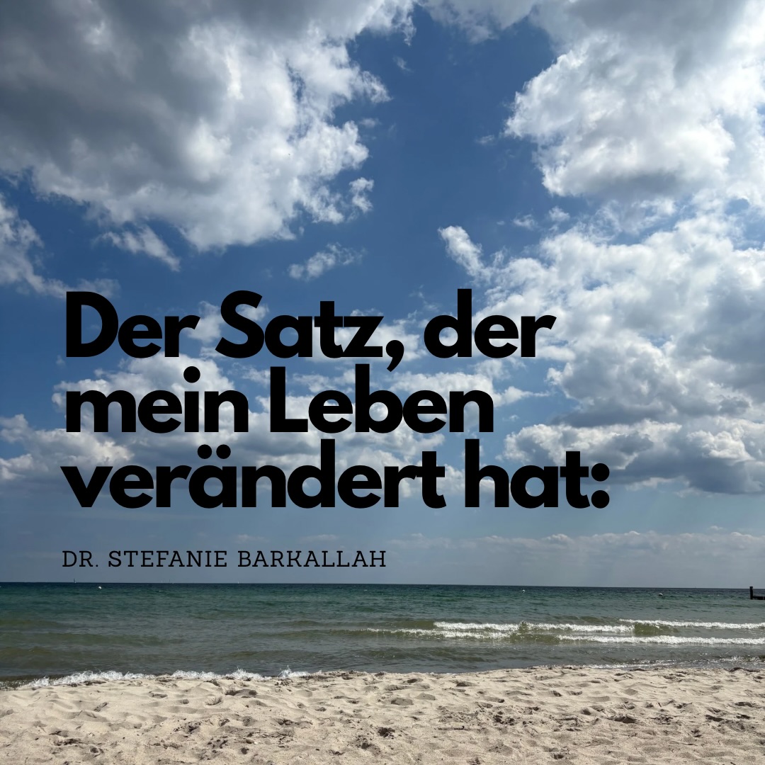 Ich glaube, einer der größten Schritte auf meinem Weg war zu erkennen, dass ich nicht für die Gefühle anderer verantwortlich bin.
Natürlich dürfen wir Rücksicht nehmen und empathisch sein, aber nicht um den Preis, dass wir uns selbst dabei verlieren.
Ich habe früher oft Ja gesagt, obwohl ich innerlich Nein meinte. Nicht, weil ich das wollte, sondern weil ich niemanden enttäuschen wollte.
Heute frage ich mich zuerst:
Fühlt sich das für mich stimmig an?
Heute versteht nicht jeder meine Entscheidungen. Nicht jeder findet sie gut. Aber Resilienz bedeutet für mich auch, das auszuhalten. Aus Selbstachtung.
Kennst du solche Situationen, in denen du eigentlich Nein sagen wolltest?
Alles Liebe
Steffi 🧡
#resilienz #grenzensetzen #selbstfürsorge #mentalhealth #persönlichkeitsentwicklung
