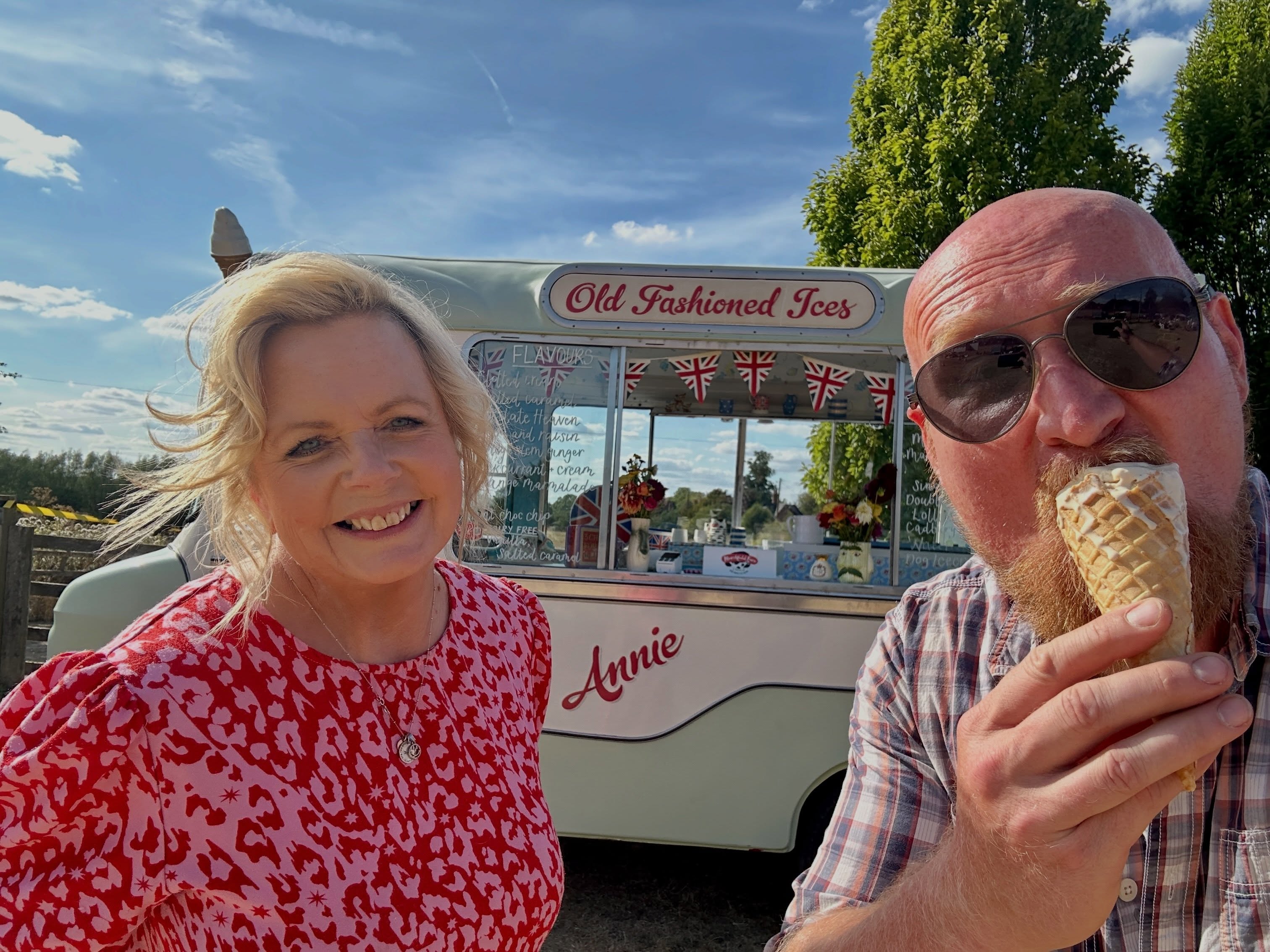 There’s only one flavour #rumandraison - Liz always comes up trumps in her gorgeous vintage van @annies_antics - thank you for the delivery direct to the piano!
Great to be invited back to play a part in a community event by way of #alderminster fete! It’s not often I get to be involved in these things! Highlight, playing whilst “Dog With The Waggiest Tail” round takes place in the arena. 😆 Love it! Thanks to @bellalderminster for having me back this year! 🎵