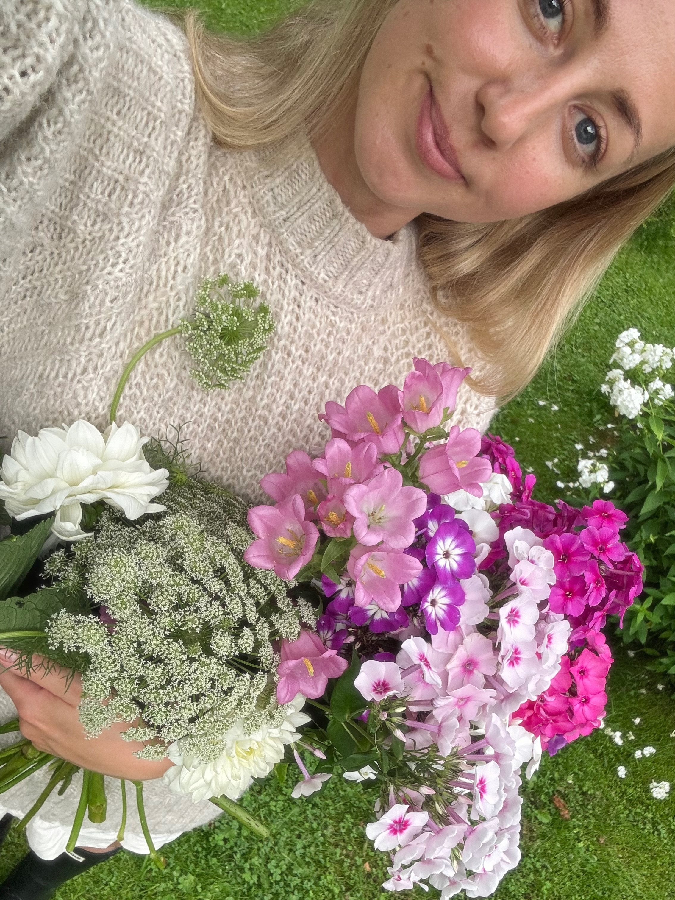 A little mix of moments I loved in July 🤍
It was a busy month, with not enough time spent in nature, but one thing that brought me so much joy was picking & drying all these herbs for winter. The best form of therapy.
I hope July was good to you & now on to August… my favourite month! 🦋