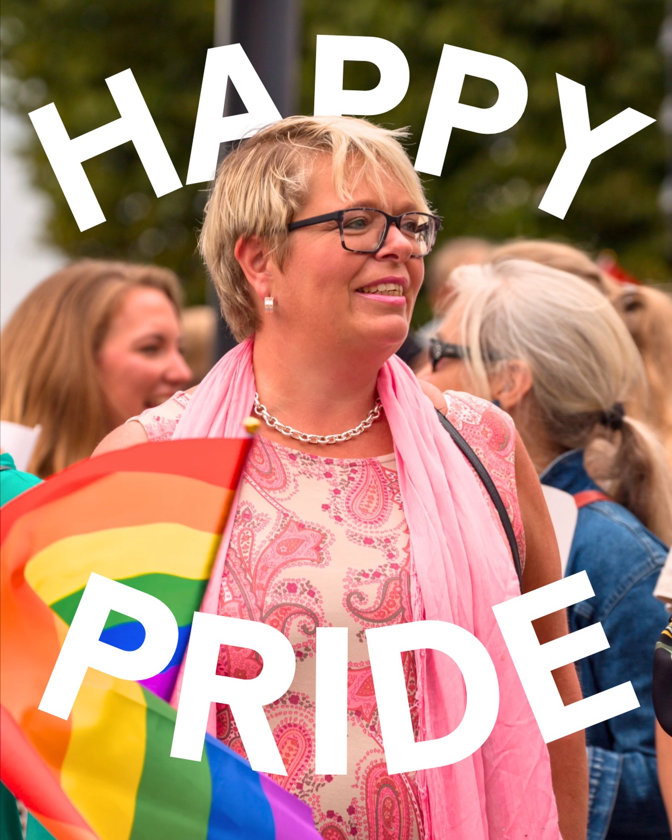 Kärlek är en frihetsfråga, idag och alla andra dagar. 🏳️🌈💚
Rätten att älska vem du vill, leva som den du är och forma ditt eget liv är en självklar del av ett fritt samhälle.
För oss i Centerkvinnorna är utgångspunkten enkel: varje människa har rätt till sin egen kropp, sin egen identitet och sin egen framtid. Ingen ska behöva be om tillåtelse att vara sig själv.
Men frihet kommer inte av sig själv. Runt om i världen ser vi hur hbtqi-personers rättigheter ifrågasätts och hur konservativa krafter försöker begränsa människors livsutrymme. Även i Sverige finns det fortfarande människor som möter hat, diskriminering och otrygghet, på nätet, i skolan, på jobbet och i sitt eget hem.
Därför fortsätter vi att kämpa.
Pride är inte bara en fest. Det är en påminnelse om att varje generation måste försvara friheten för nästa.
Kärleken vinner när alla människor får vara fria.
Happy Pride! 🏳️🌈