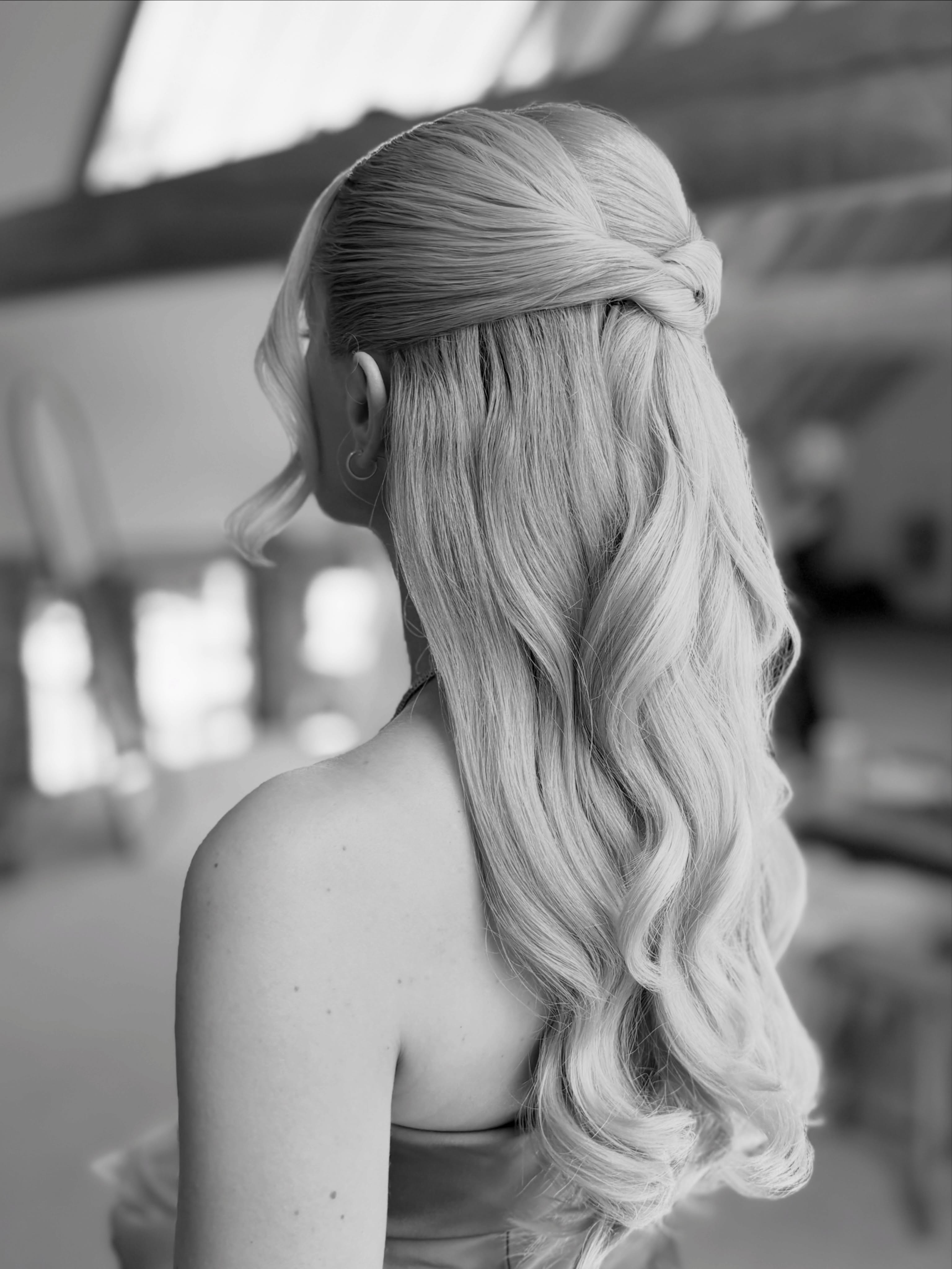 Bridesmaids, a little hair inspiration…
The half-up, half-down hairstyle is one of my most requested looks. Soft, glamorous and timeless, it keeps hair beautifully away from the face while still showing off length and movement.
✨ Hair extensions are recommended for extra fullness and long-lasting hold.
✨ Add delicate pins or fresh flowers—or keep it beautifully simple.
✨ Always check with the bride that your style complements hers.
✨ Arrive with clean, fully dry hair (not greasy!) and be ready 10–15 minutes before your time.
Bridesmaids are such an important part of the wedding morning, and it’s always a pleasure making you feel your very best. 🤍
#BridesmaidHair #HalfUpHalfDown #WeddingHair #LuxuryBridalHair #CambridgeHairStylist
bridesmaid hair, wedding hair inspiration, half up half down, luxury bridal hair, timeless hairstyle, bridal party