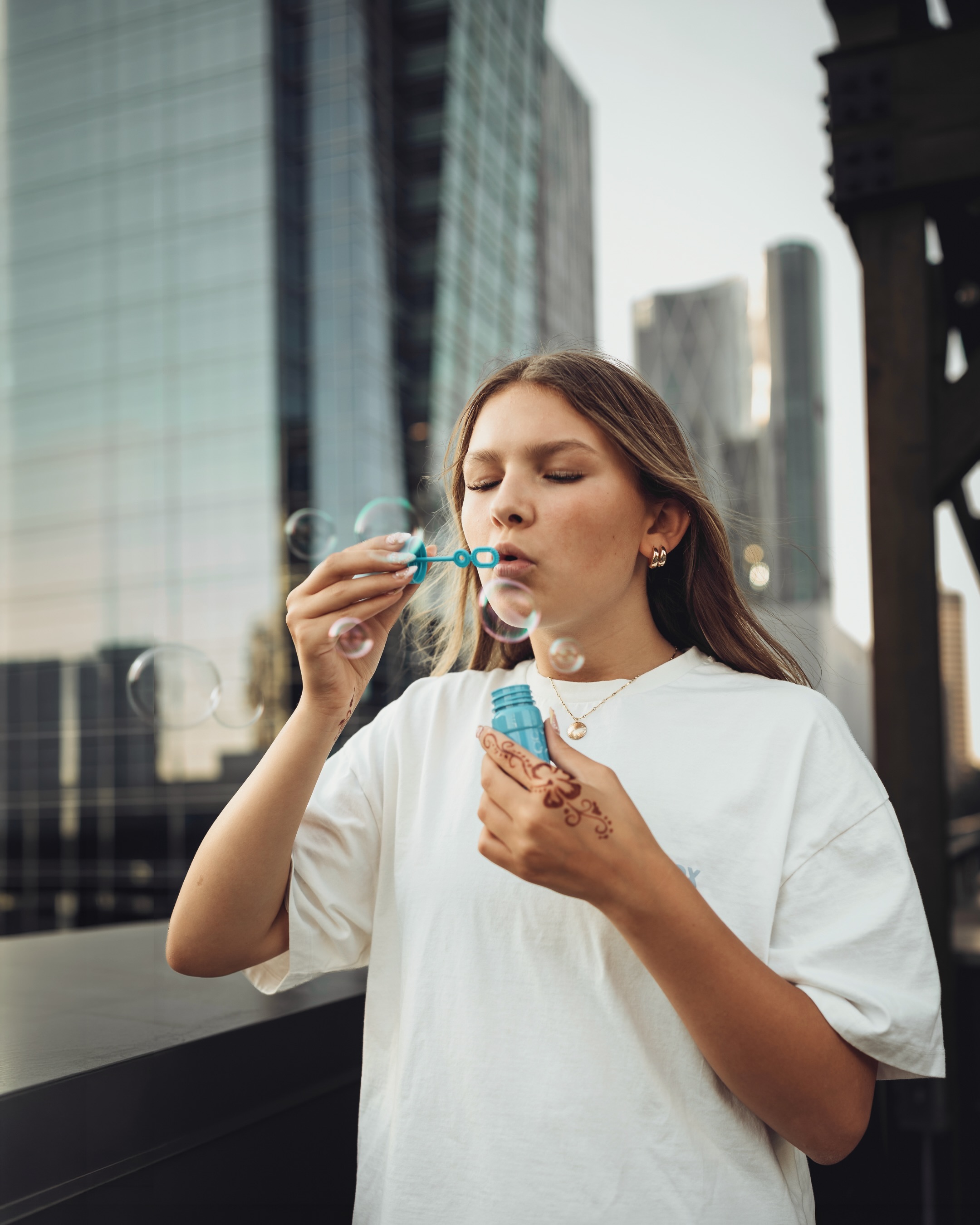 Summer days are meant for Upten ☀️
Rooftop laughs, cornhole battles, and plenty of time spent in the sunshine. That’s what long weekend memories are made of.
And of course, the perfect way to wrap up the day? A BBQ on the community grill.
How was your August Long?
#UptenCalgary #YYCLiving #DowntownCalgary #CalgaryApartments #SummerYYC