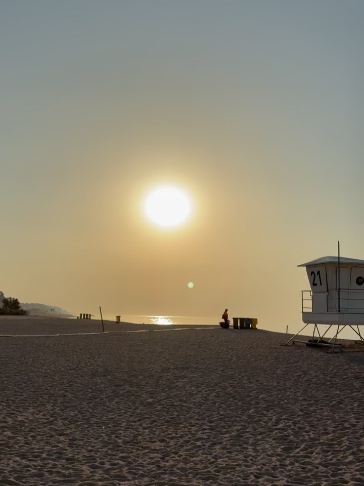 Arenys de Mar, een treinrit boven Barcelona. Wanneer je vroeg op het strand bent, liefst vóór 08:00, is het nog zo lekker rustig. Opgaande zon, het strand voor je alleen, de zee is nog kalm…. Paradijs.
